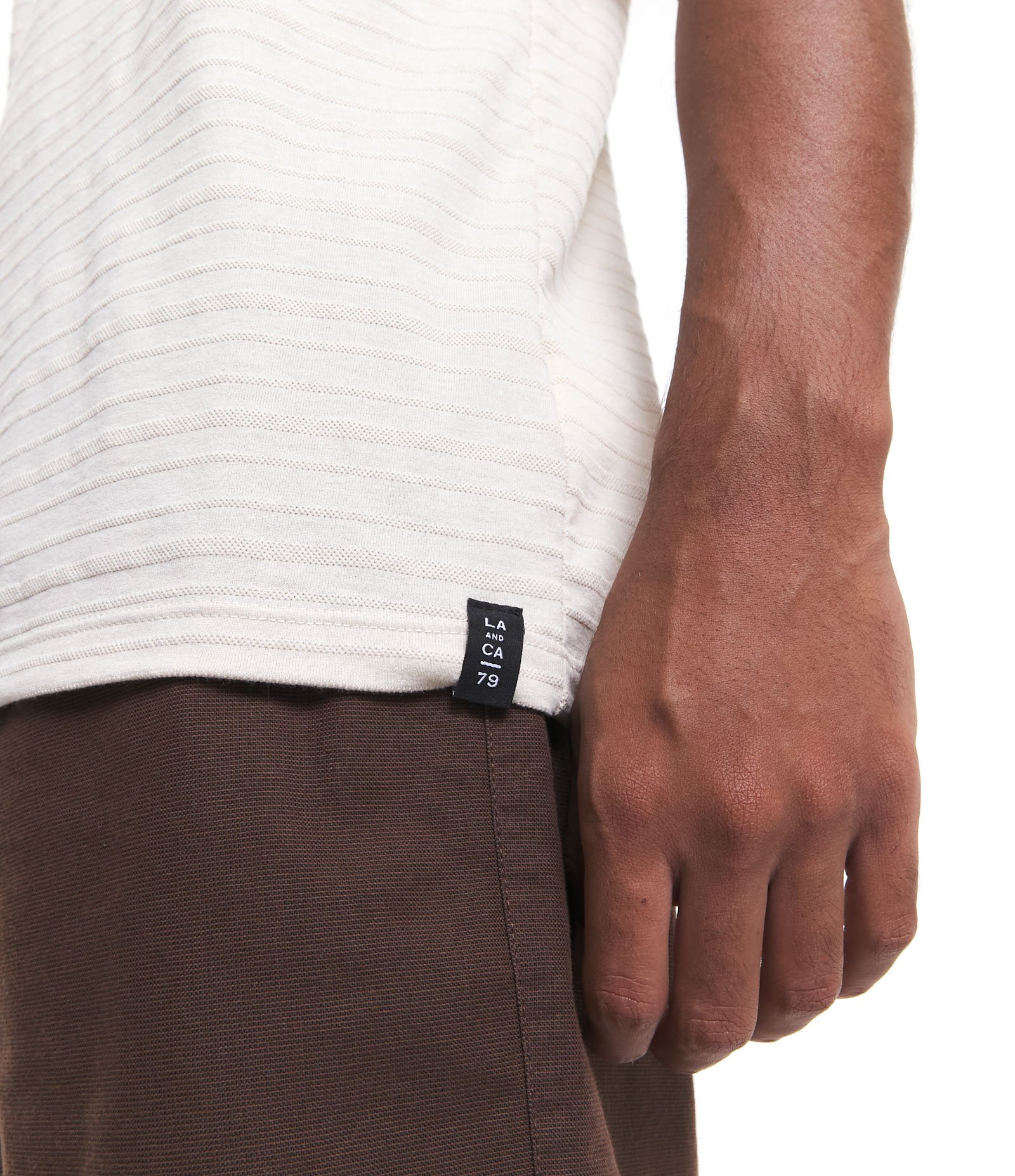 Regata Regular em Algodão com Textura Listrada e Etiqueta na Barra Bege 5