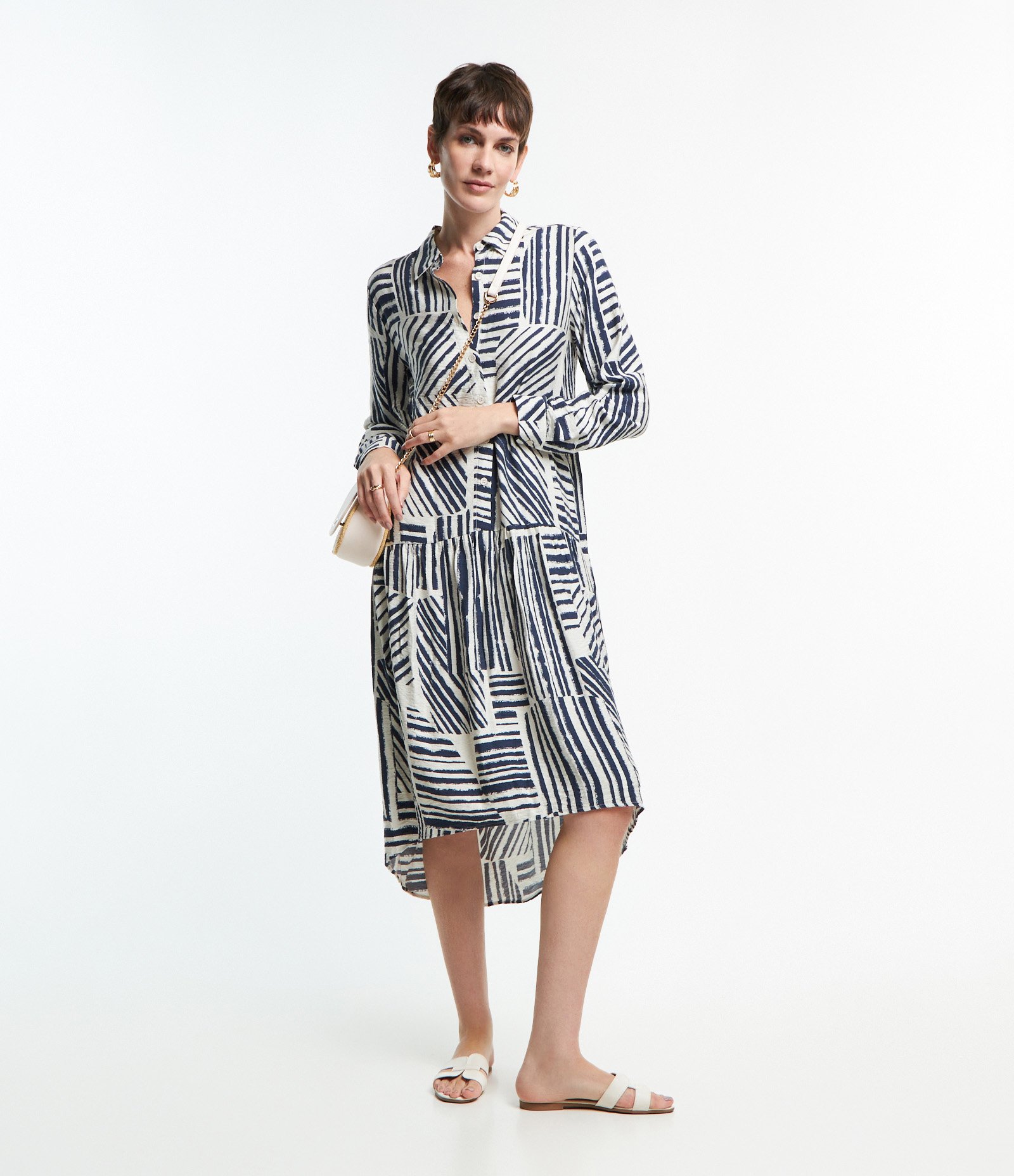 Vestido Chemise em Viscose com Abotoamento e Estampa Abstrata Branco/ Azul 2