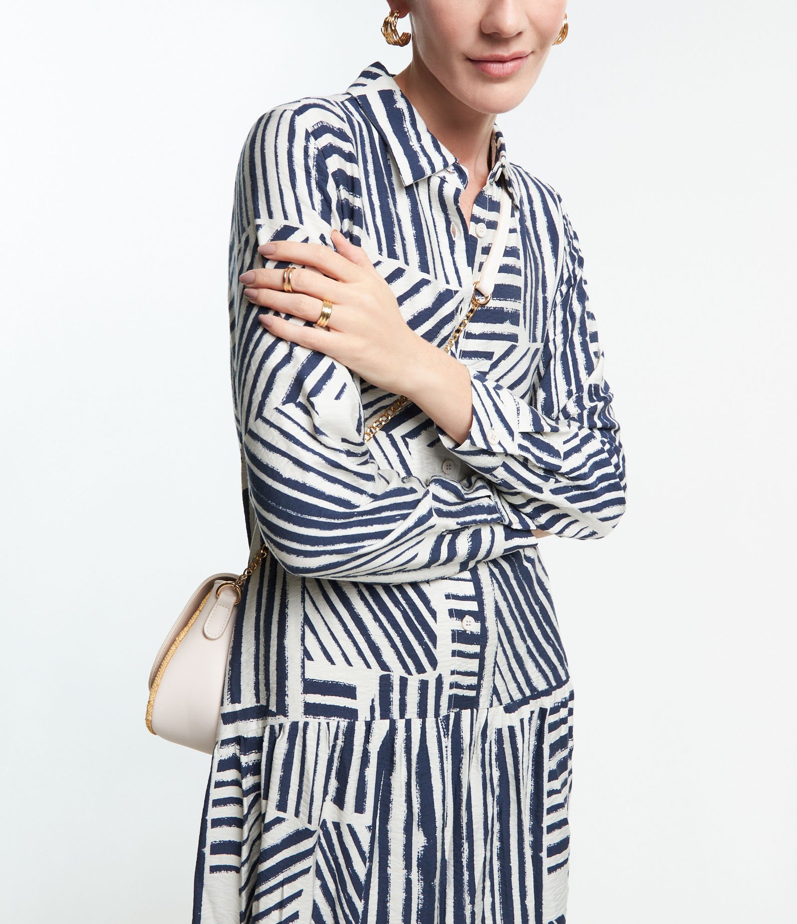 Vestido Chemise em Viscose com Abotoamento e Estampa Abstrata Branco/ Azul 5