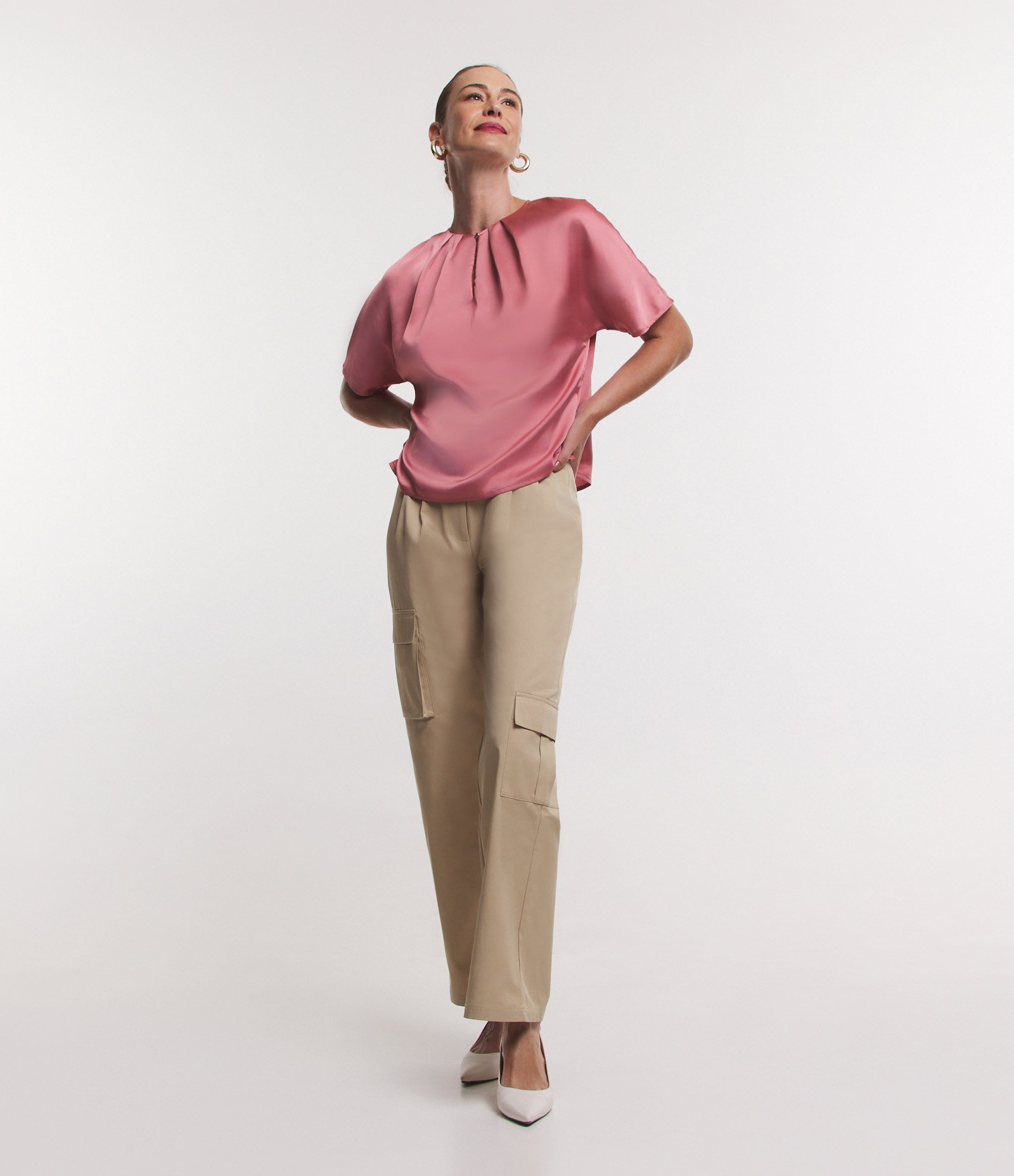 Blusa em Tecido Acetinado com Pregas na Gola Rosa 2