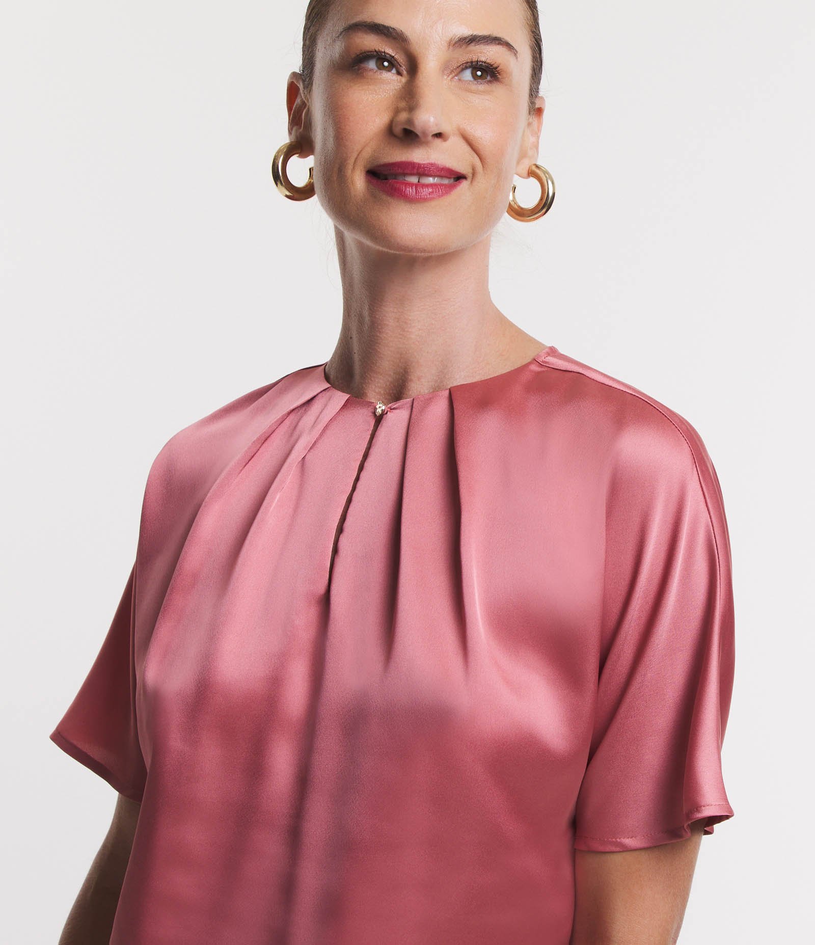 Blusa em Tecido Acetinado com Pregas na Gola Rosa 3