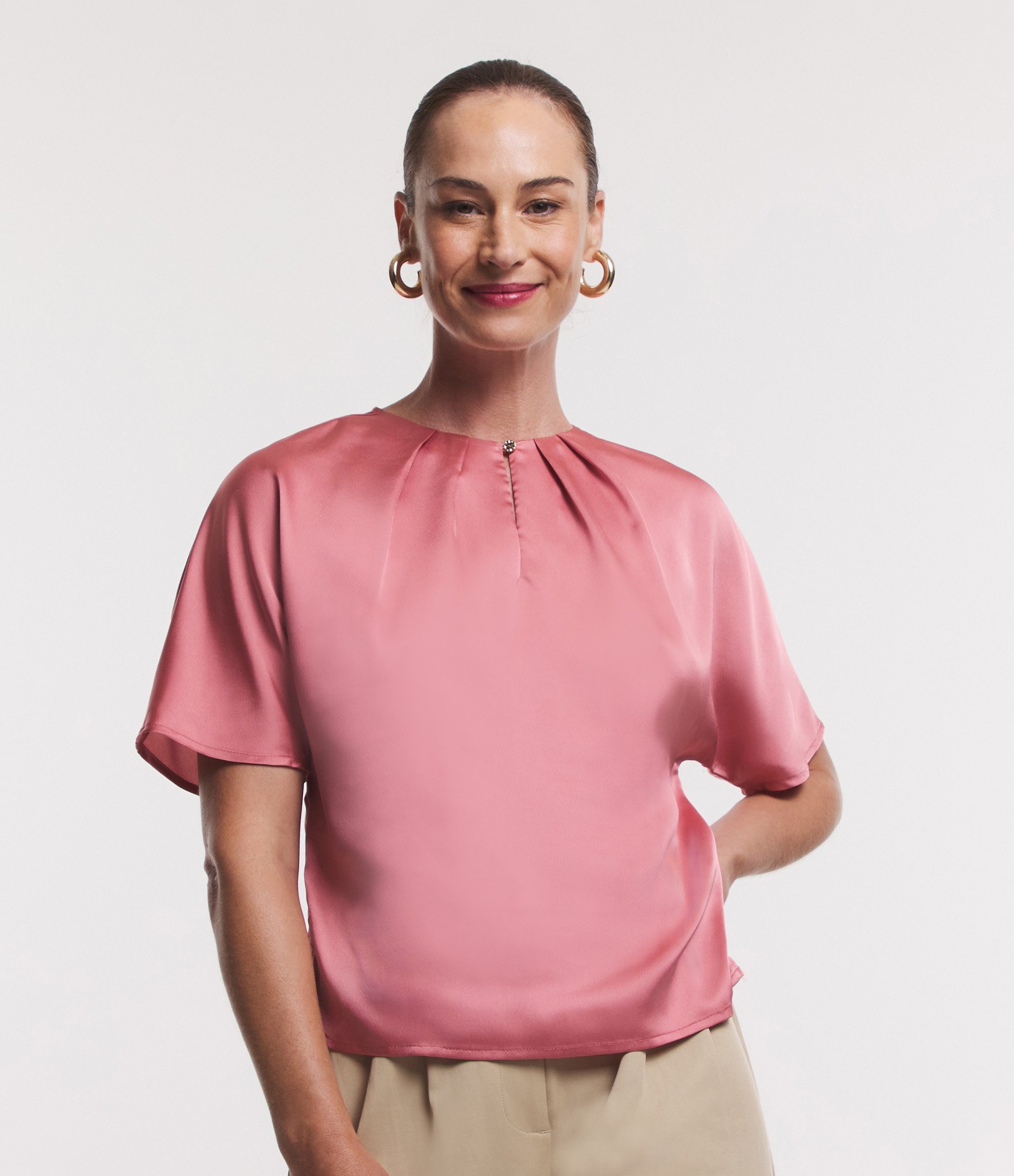 Blusa em Tecido Acetinado com Pregas na Gola Rosa 4