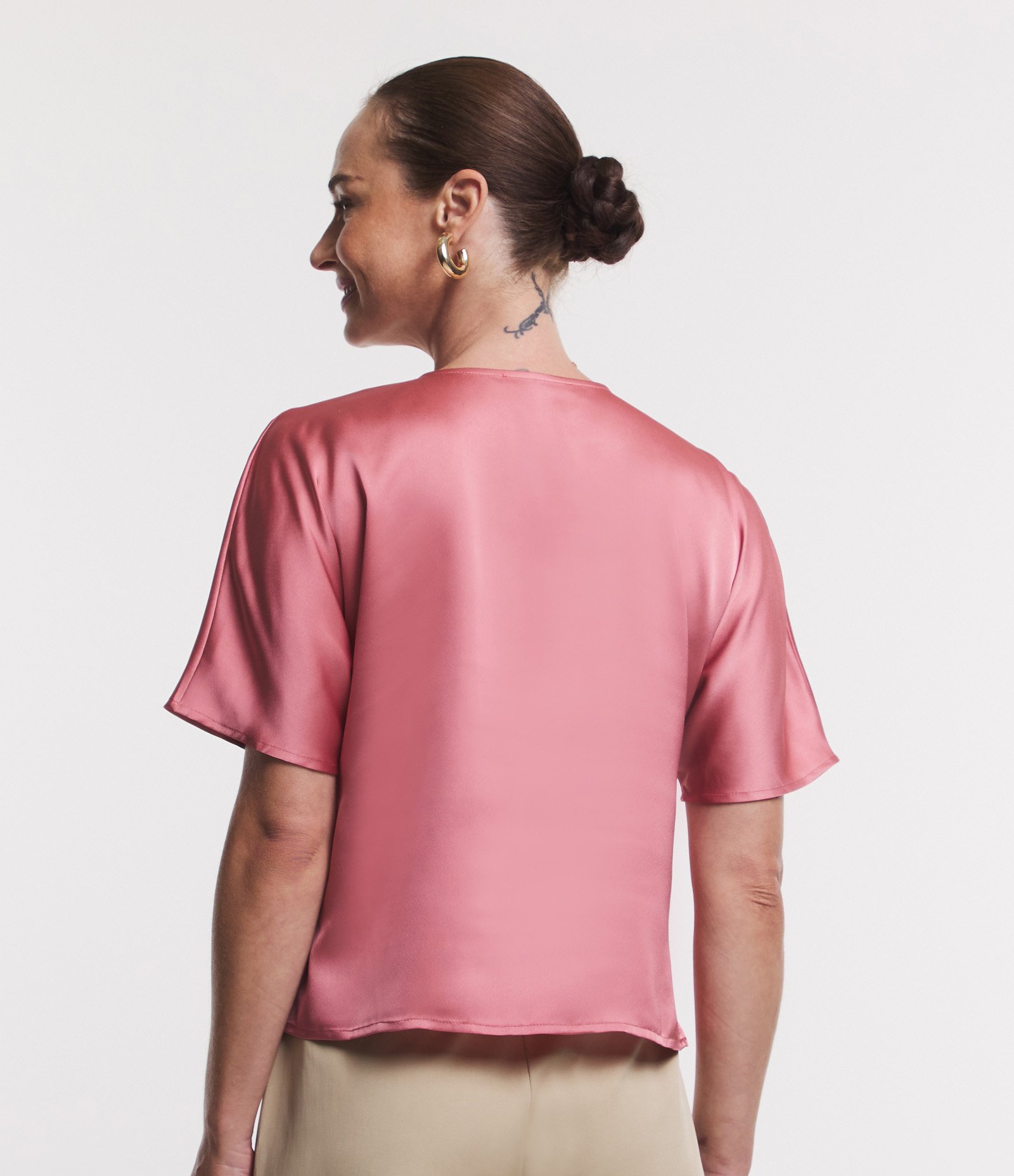 Blusa em Tecido Acetinado com Pregas na Gola Rosa 5