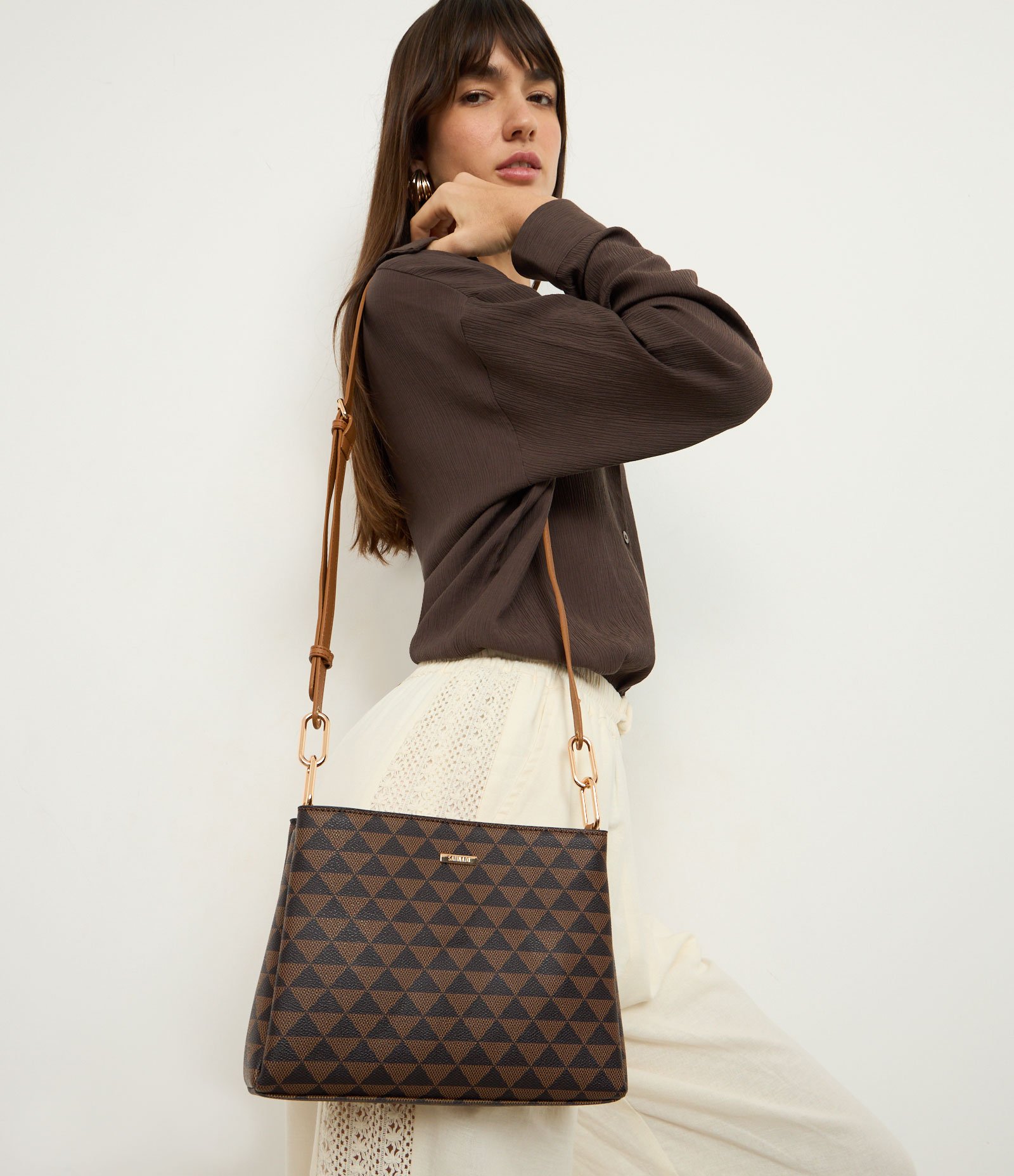 Bolsa Transversal com Estampa de Triângulos e Plaquinha de Metal Marrom 1
