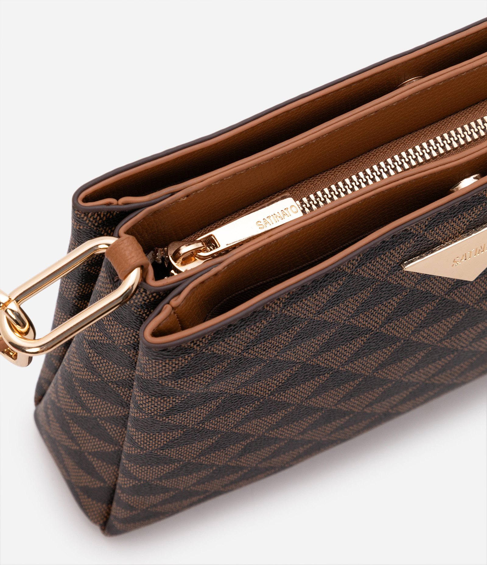 Bolsa Transversal com Estampa de Triângulos e Plaquinha de Metal Marrom 5