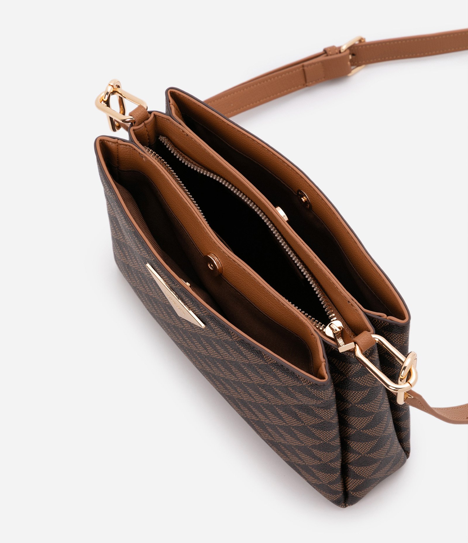 Bolsa Transversal com Estampa de Triângulos e Plaquinha de Metal Marrom 6