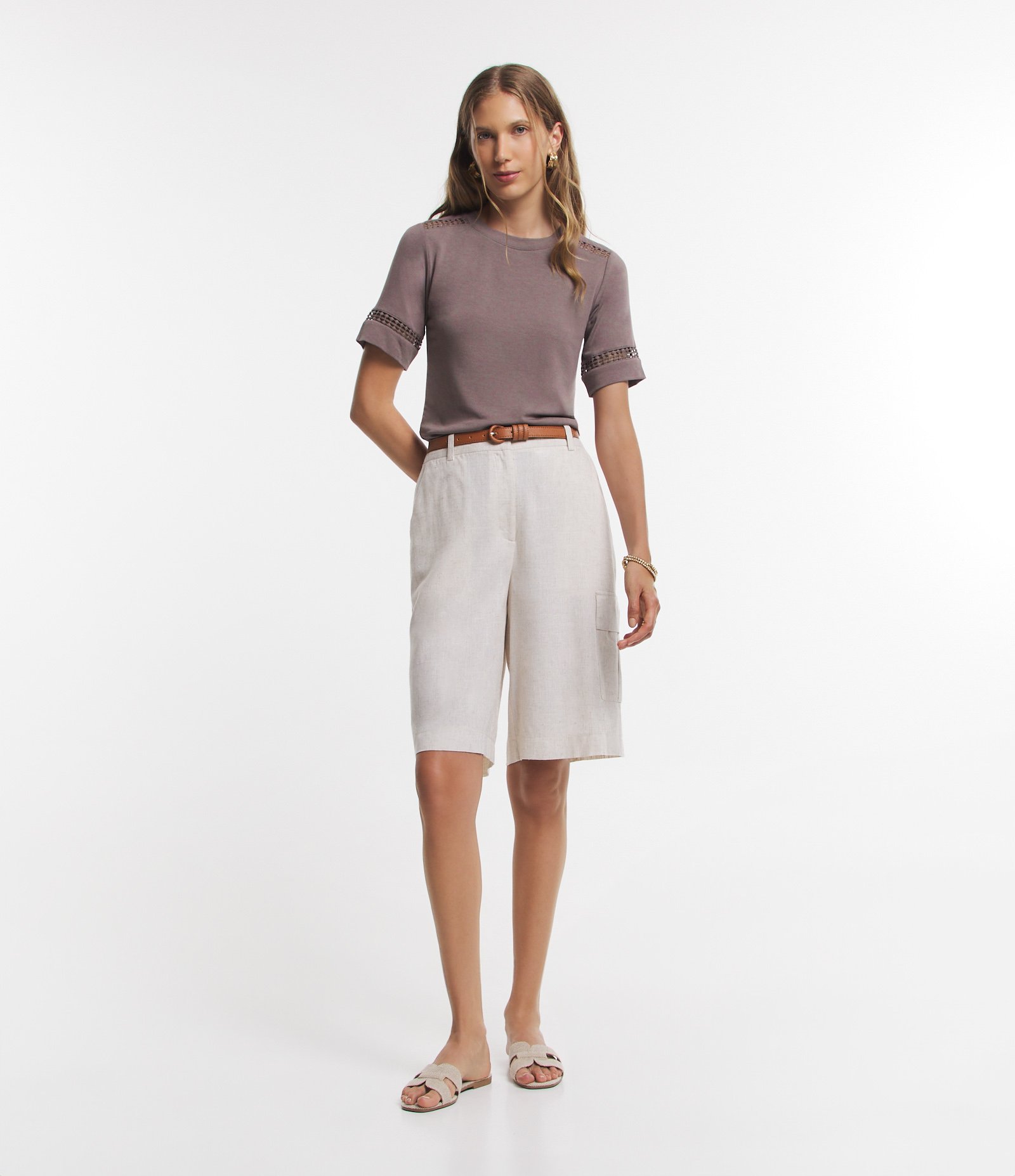 Blusa em Moletinho com Entremeios na Manga e Detalhe no Ombro Marrom Claro 2