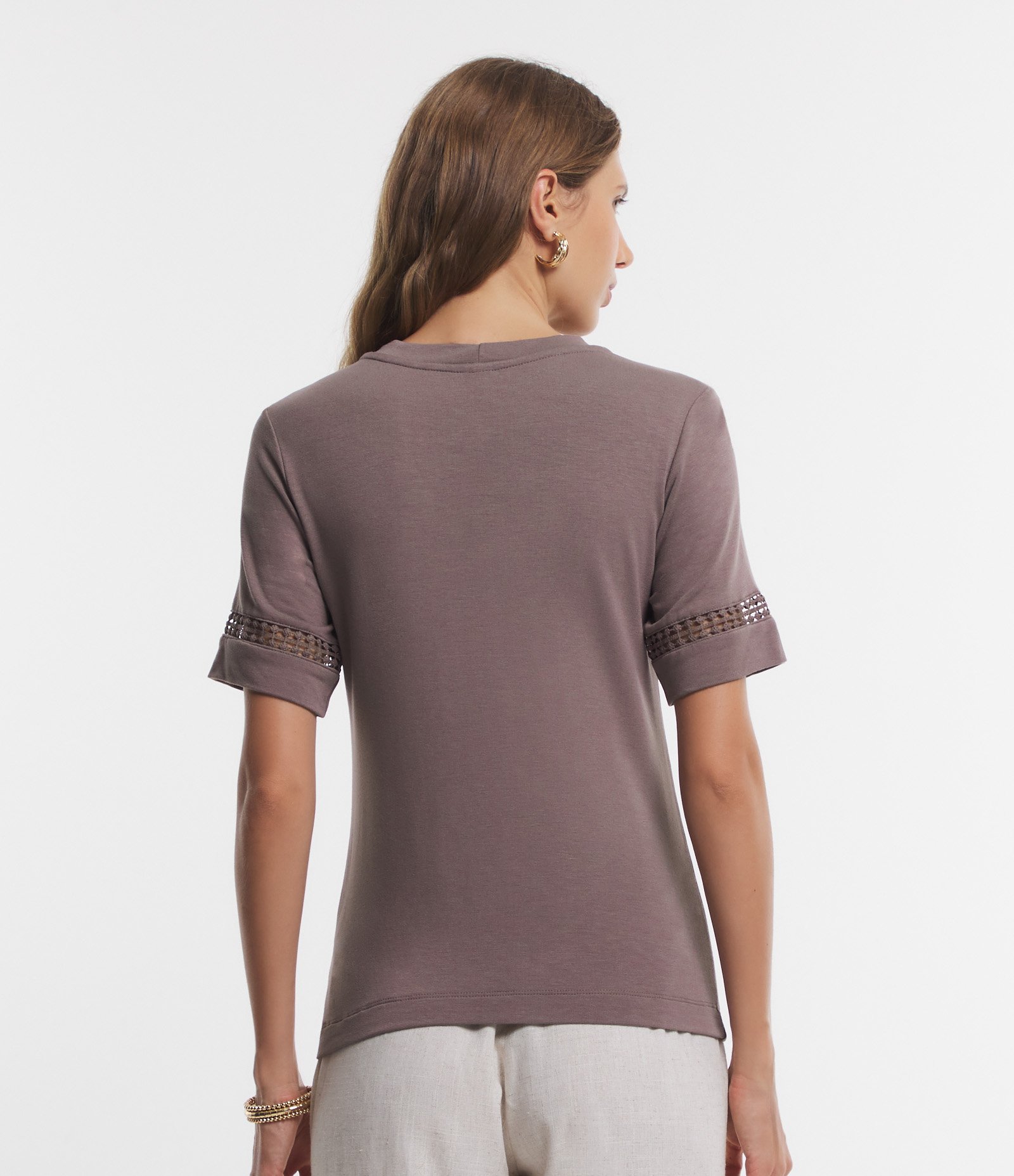 Blusa em Moletinho com Entremeios na Manga e Detalhe no Ombro Marrom Claro 4