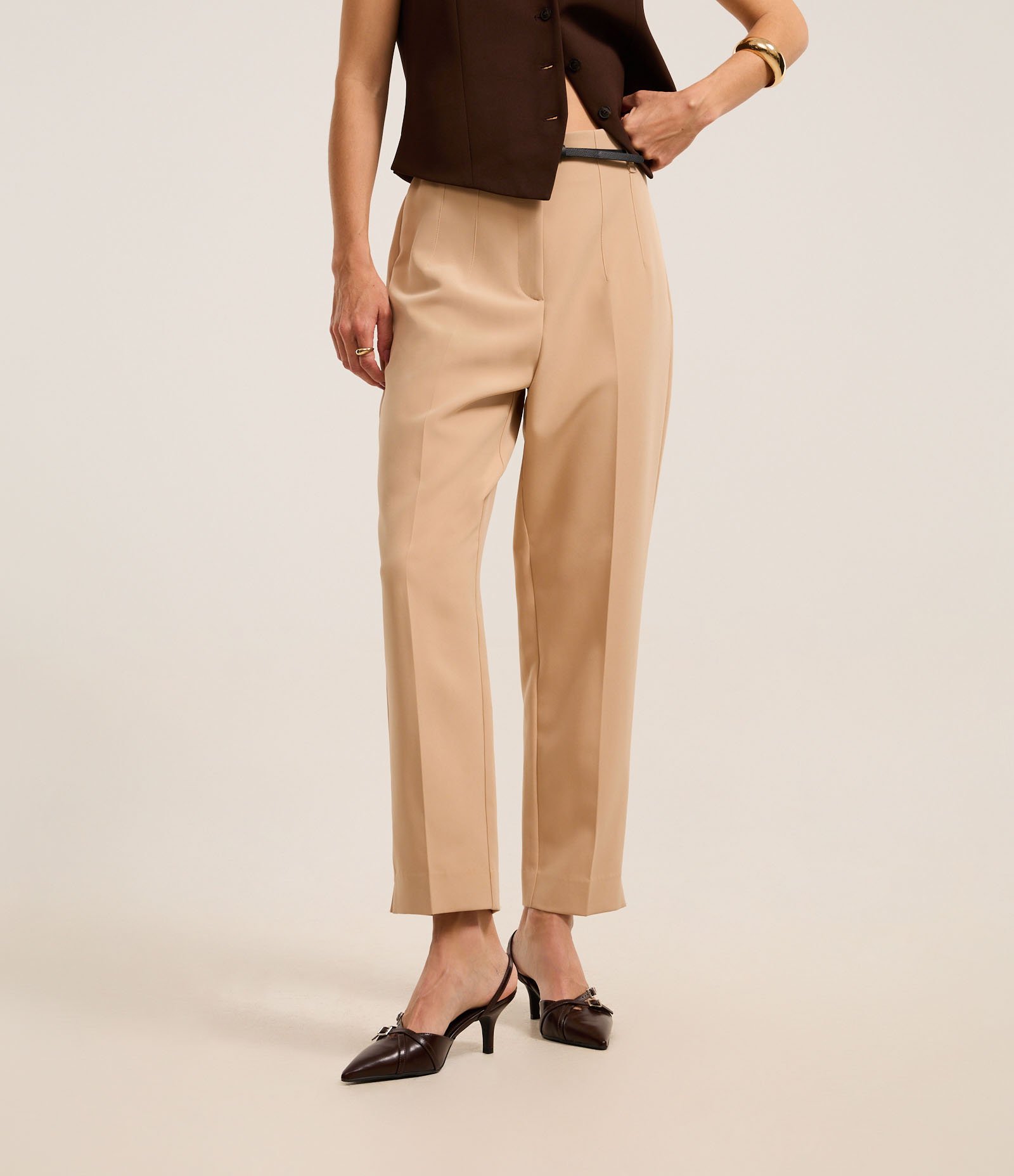 Calça Cenoura Alfaiatada com Cintinho em Material Sintético Bege 1