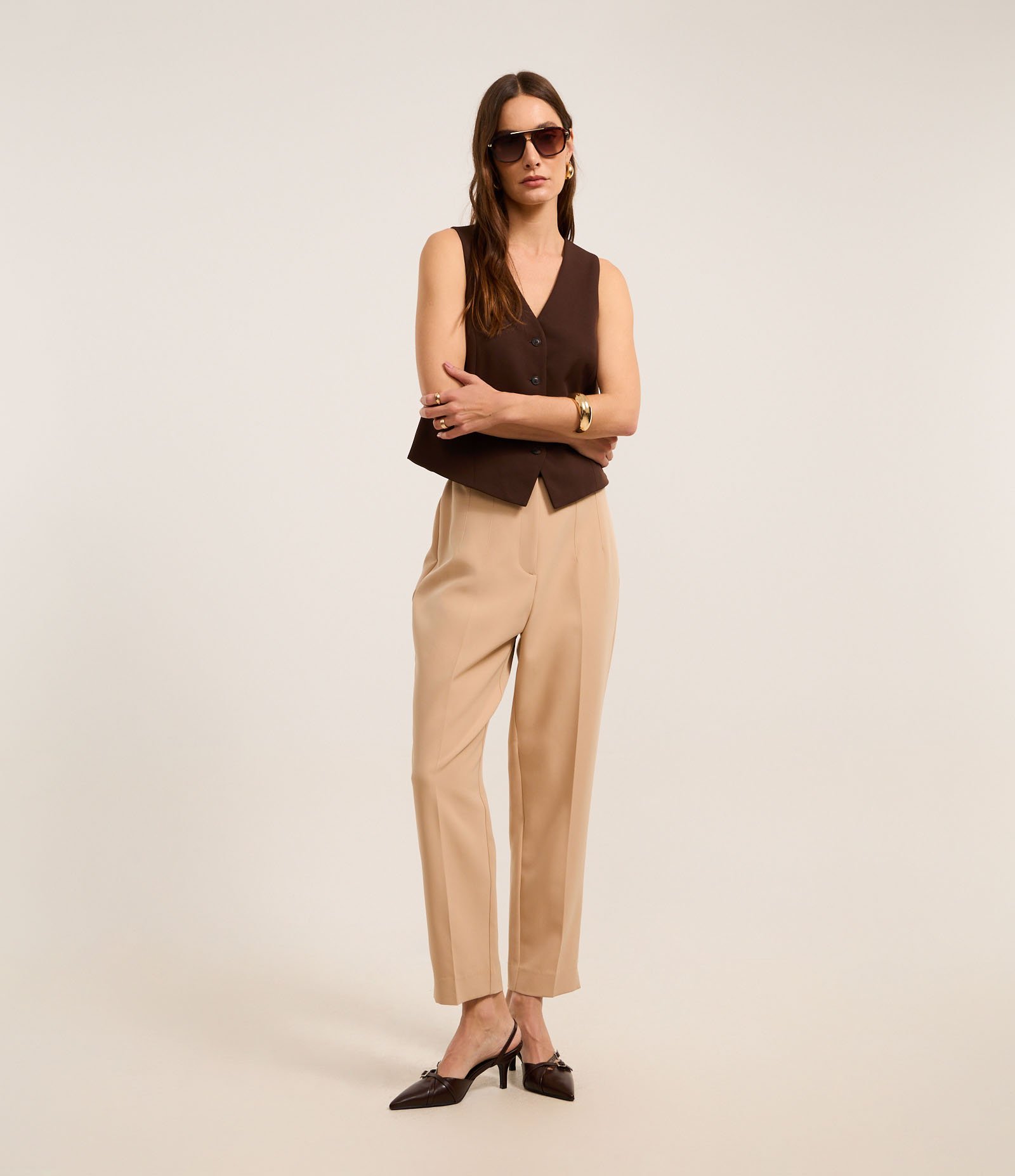 Calça Cenoura Alfaiatada com Cintinho em Material Sintético Bege 2