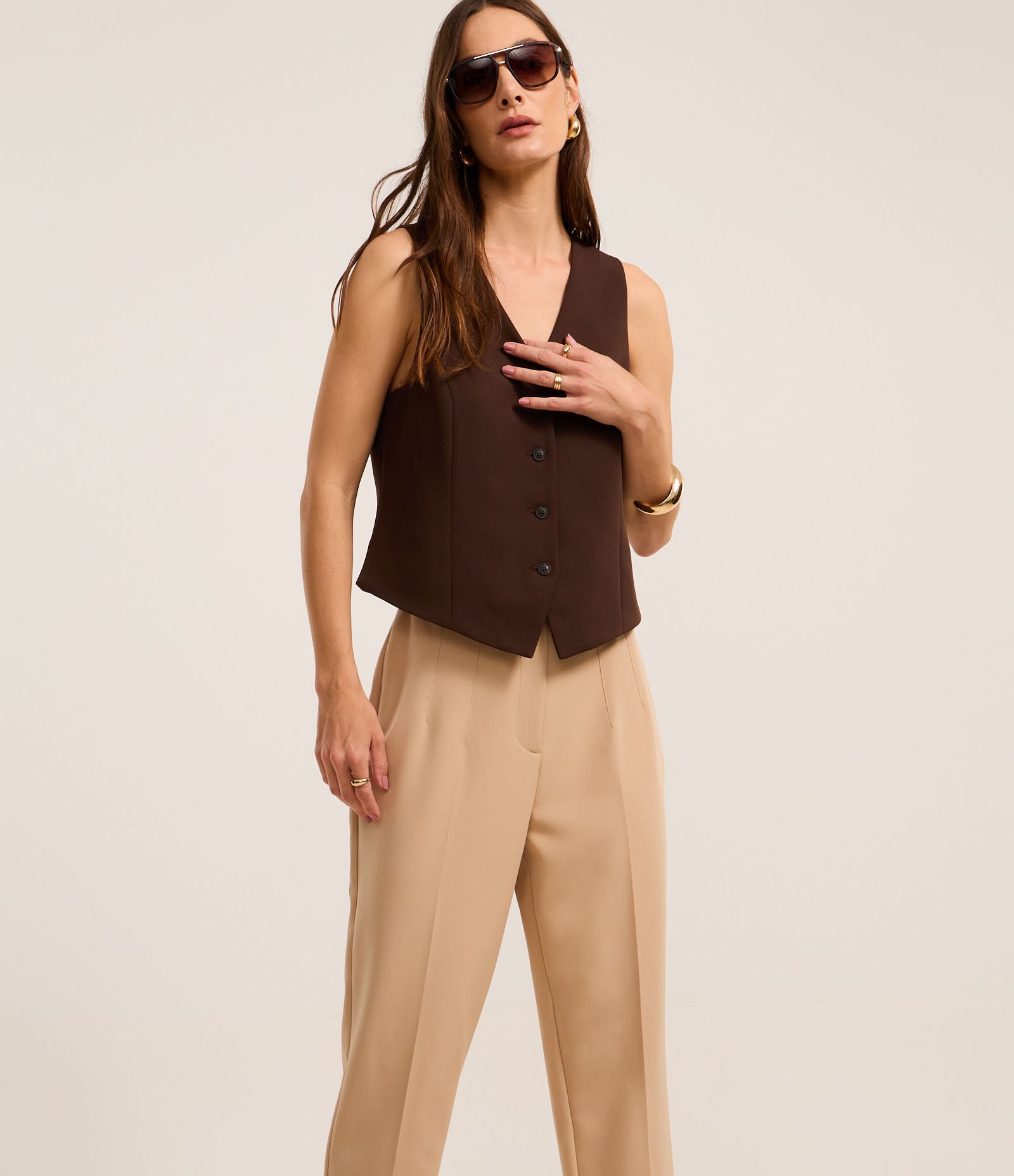 Calça Cenoura Alfaiatada com Cintinho em Material Sintético Bege 3