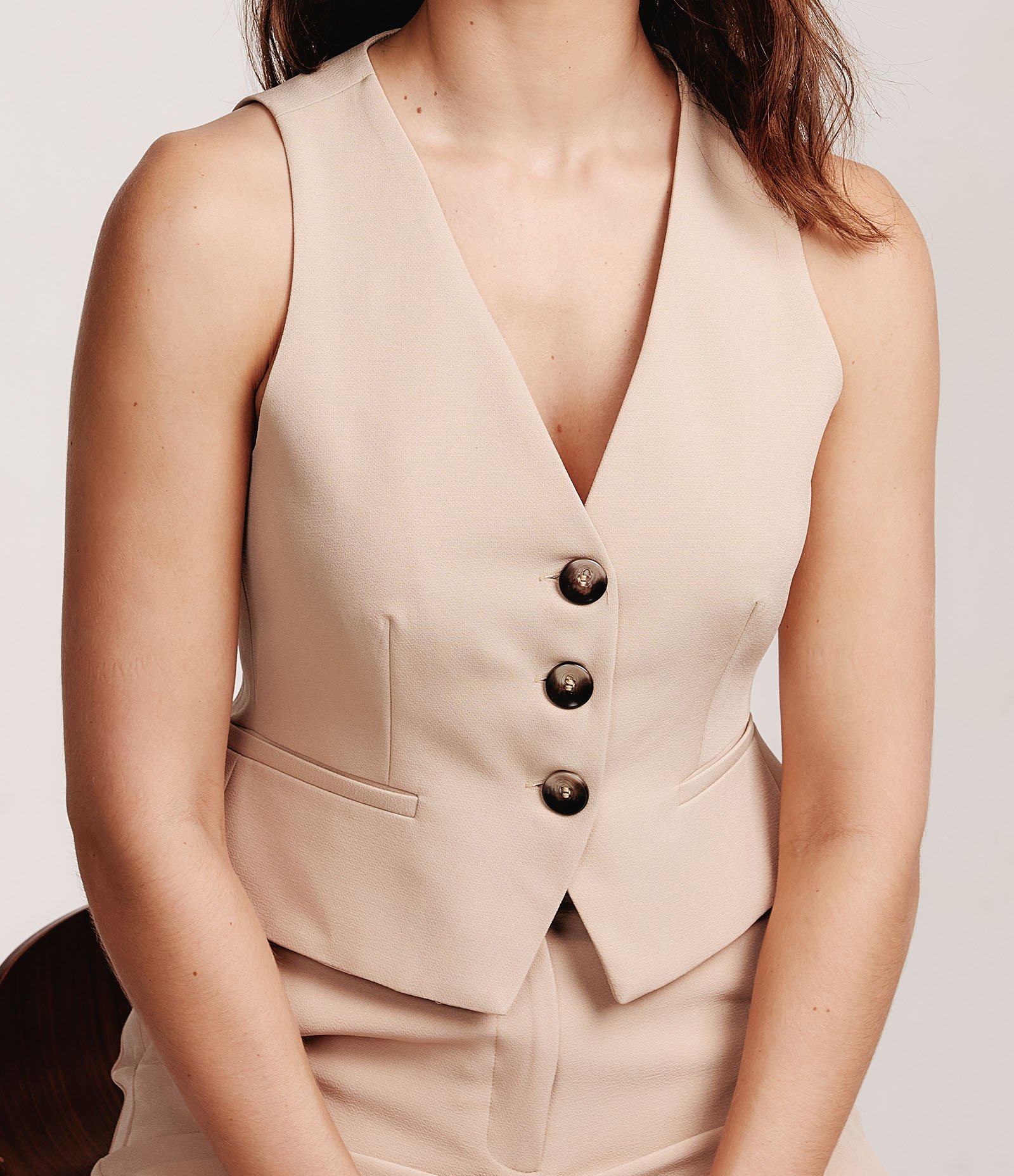 Colete Curto em Alfaiataria com Fechamento em Três Botões Bege 3