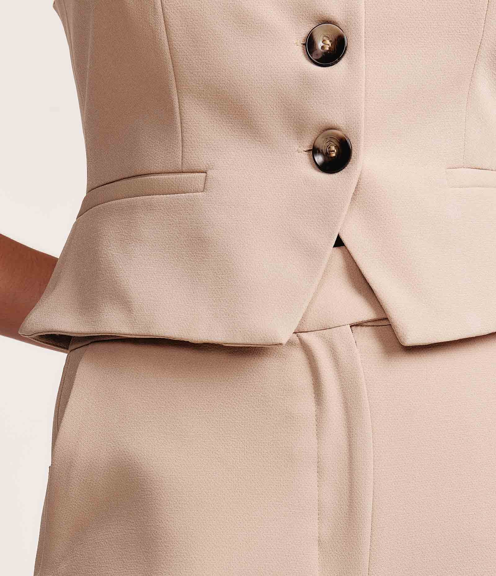 Colete Curto em Alfaiataria com Fechamento em Três Botões Bege 4