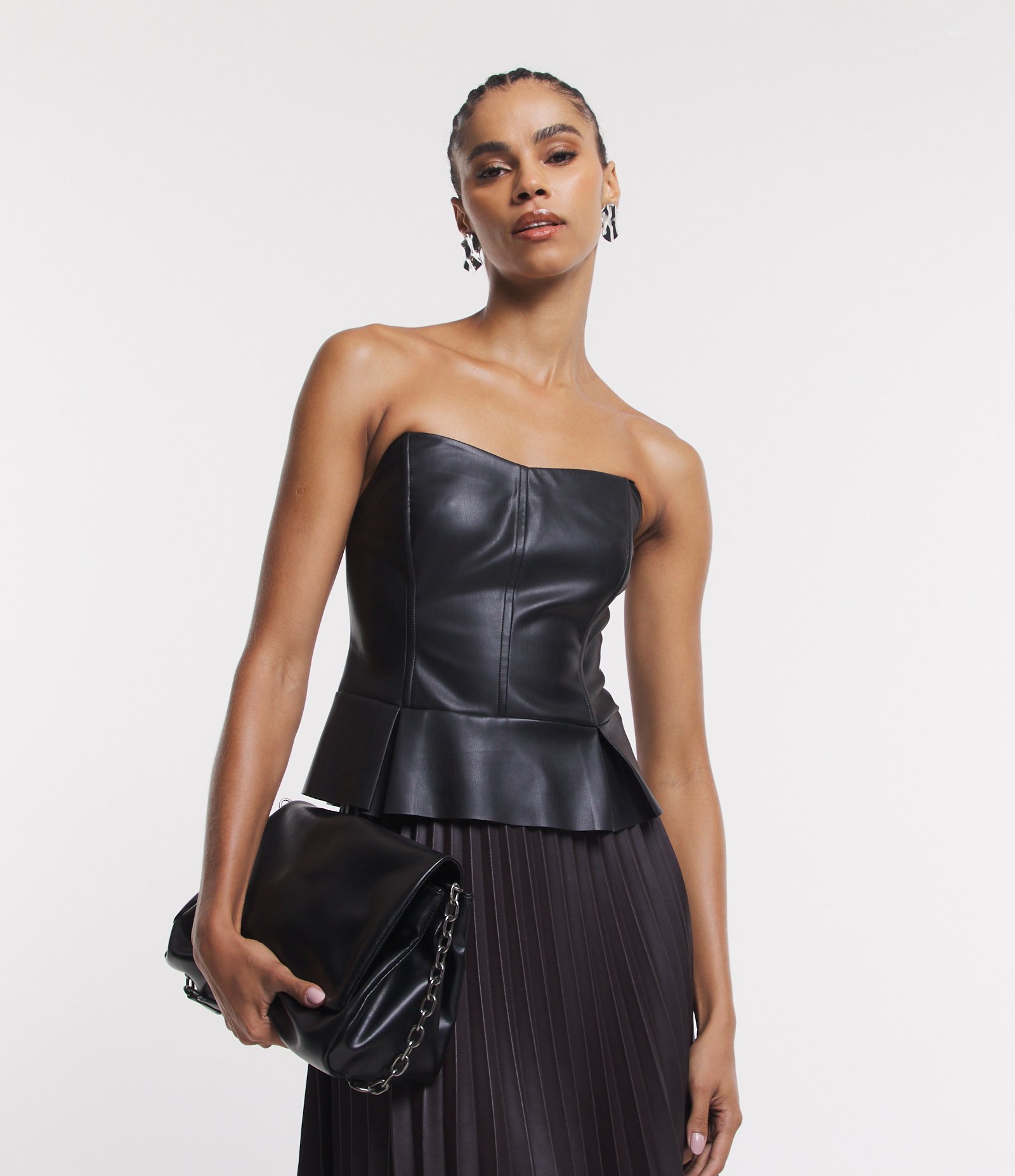 Blusa Corsetada em PU com Fechamento em Zíper e Babado na Barra Preto 1