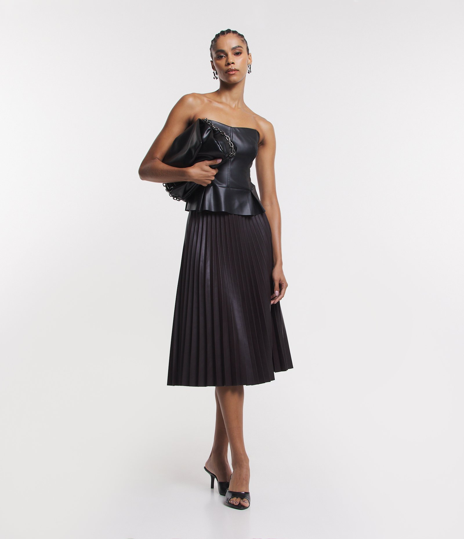 Blusa Corsetada em PU com Fechamento em Zíper e Babado na Barra Preto 2