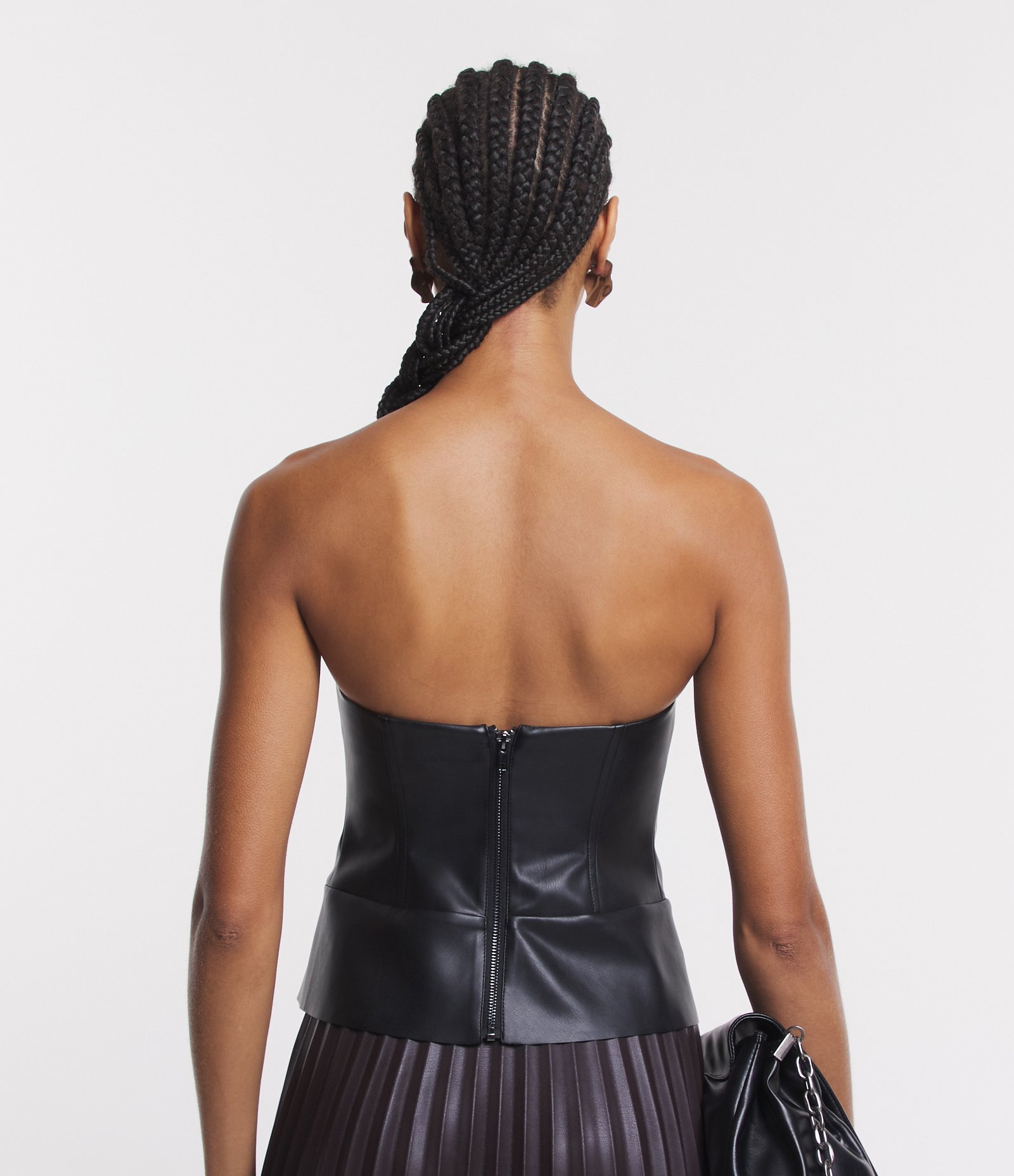 Blusa Corsetada em PU com Fechamento em Zíper e Babado na Barra Preto 4