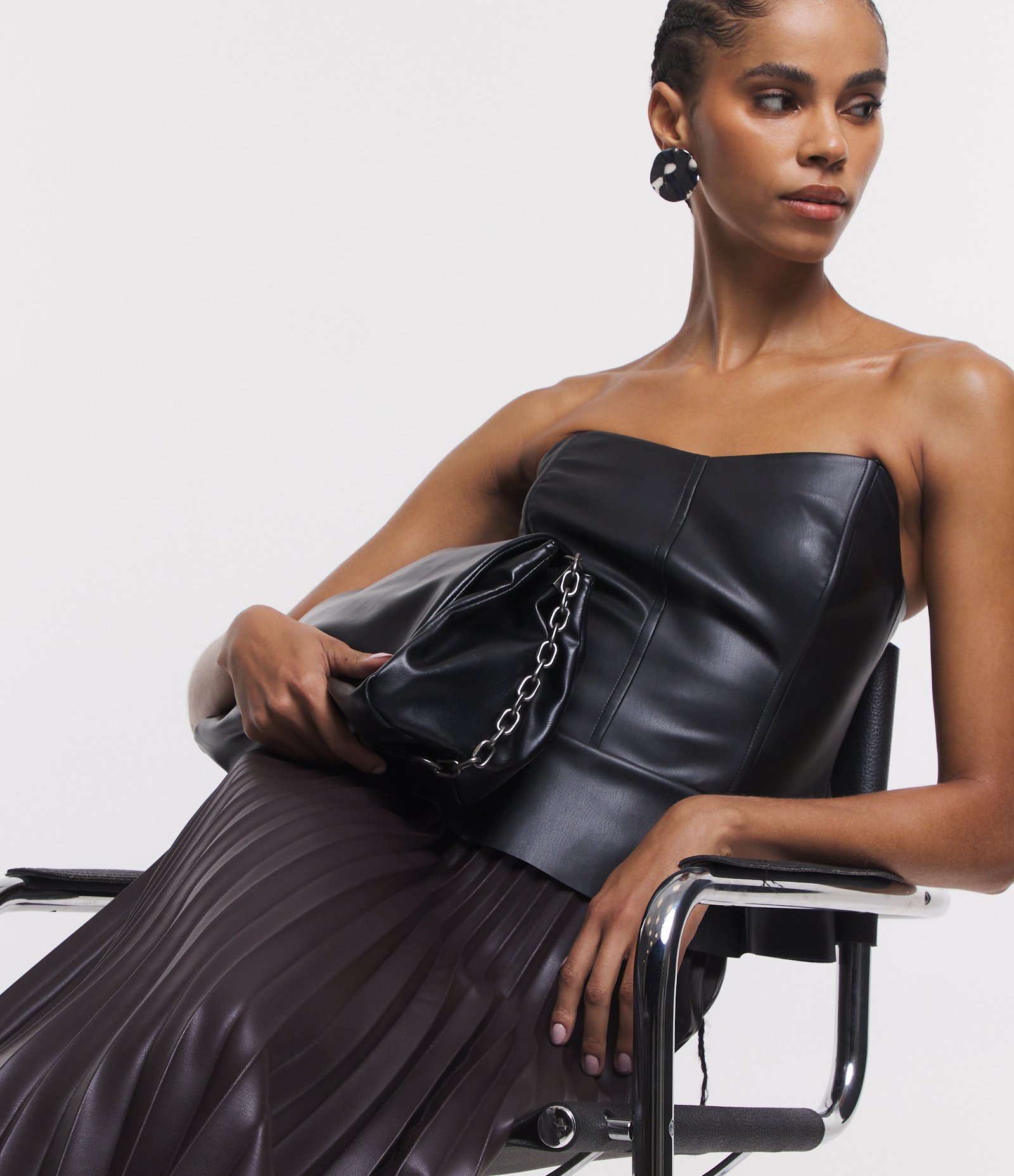 Blusa Corsetada em PU com Fechamento em Zíper e Babado na Barra Preto 7