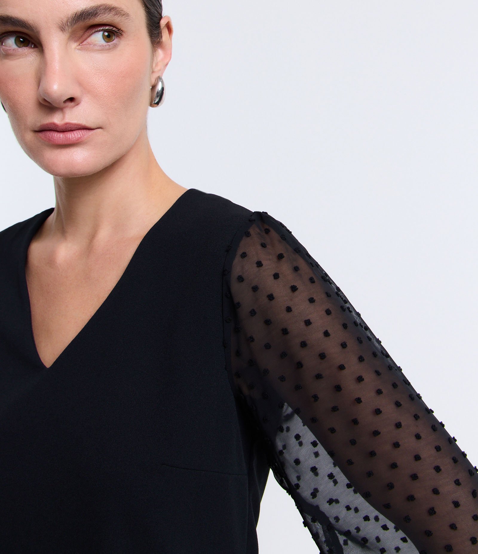Blusa em Crepe com Manga em Chiffon Poá Preto 1