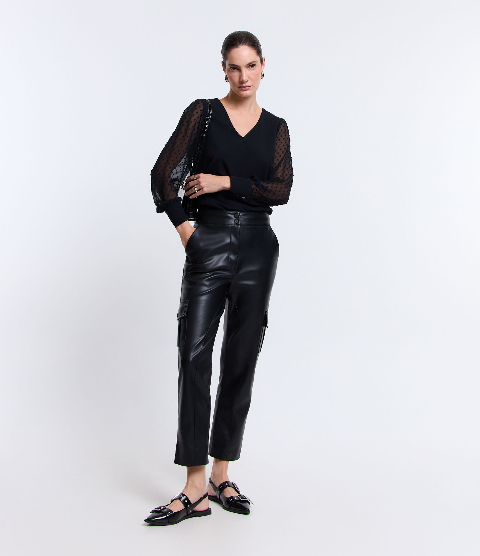 Blusa em Crepe com Manga em Chiffon Poá Preto 2