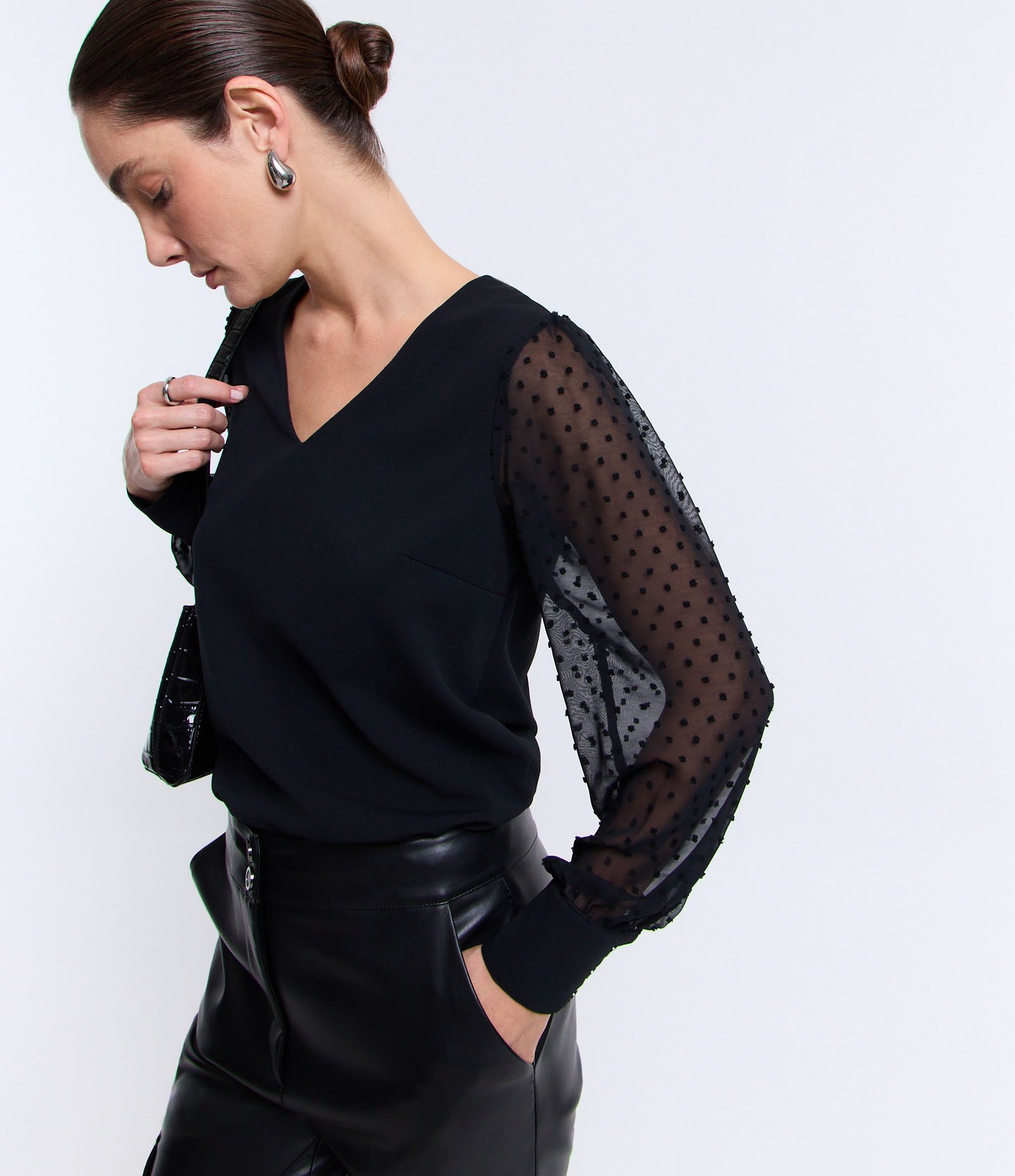 Blusa em Crepe com Manga em Chiffon Poá Preto 3