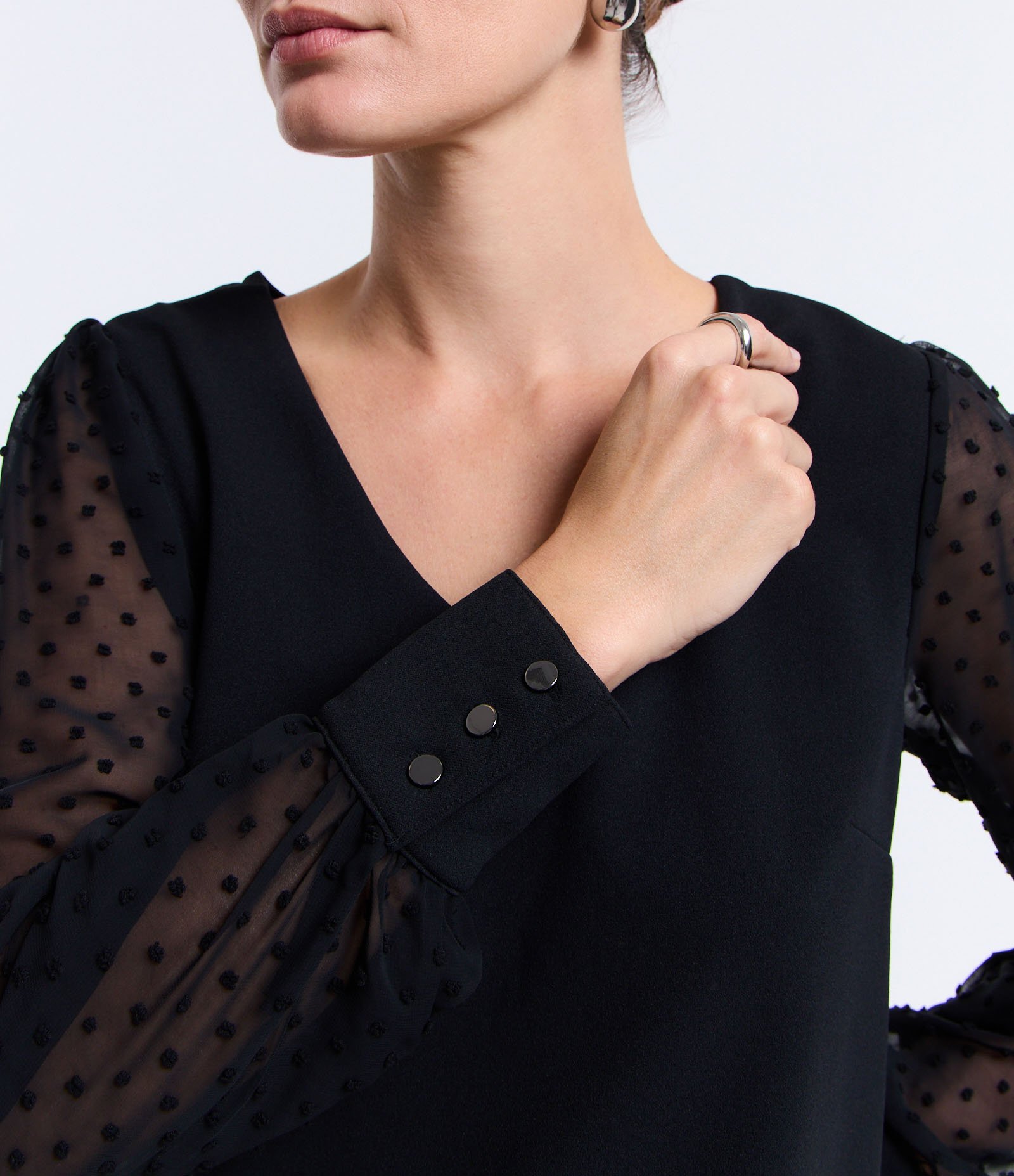 Blusa em Crepe com Manga em Chiffon Poá Preto 4