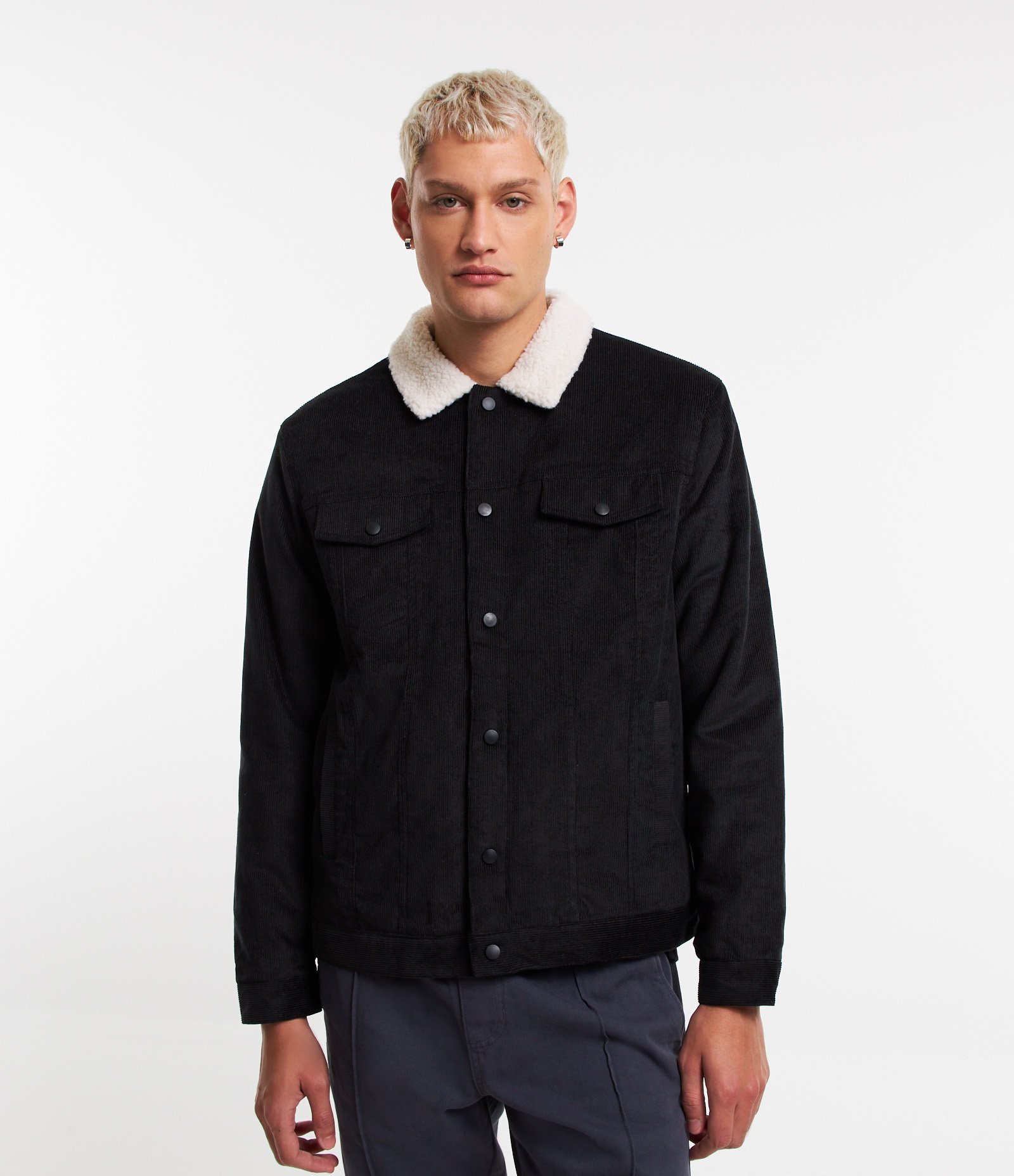 Jaqueta Trucker em Veludo Cotelê com Sherpa no Colarinho Preto 1