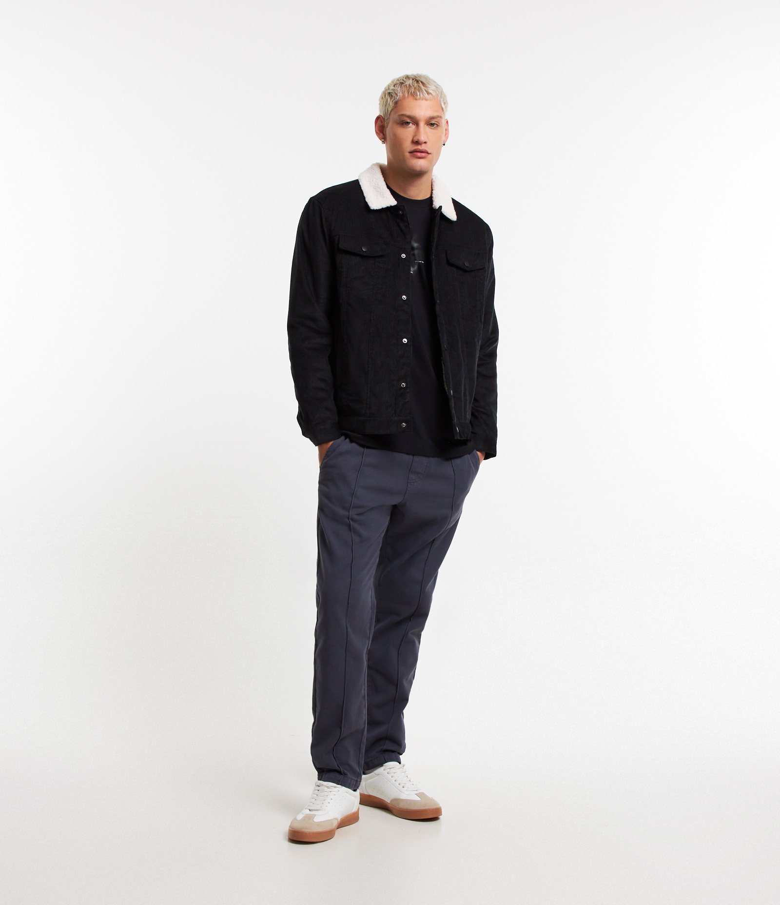 Jaqueta Trucker em Veludo Cotelê com Sherpa no Colarinho Preto 2