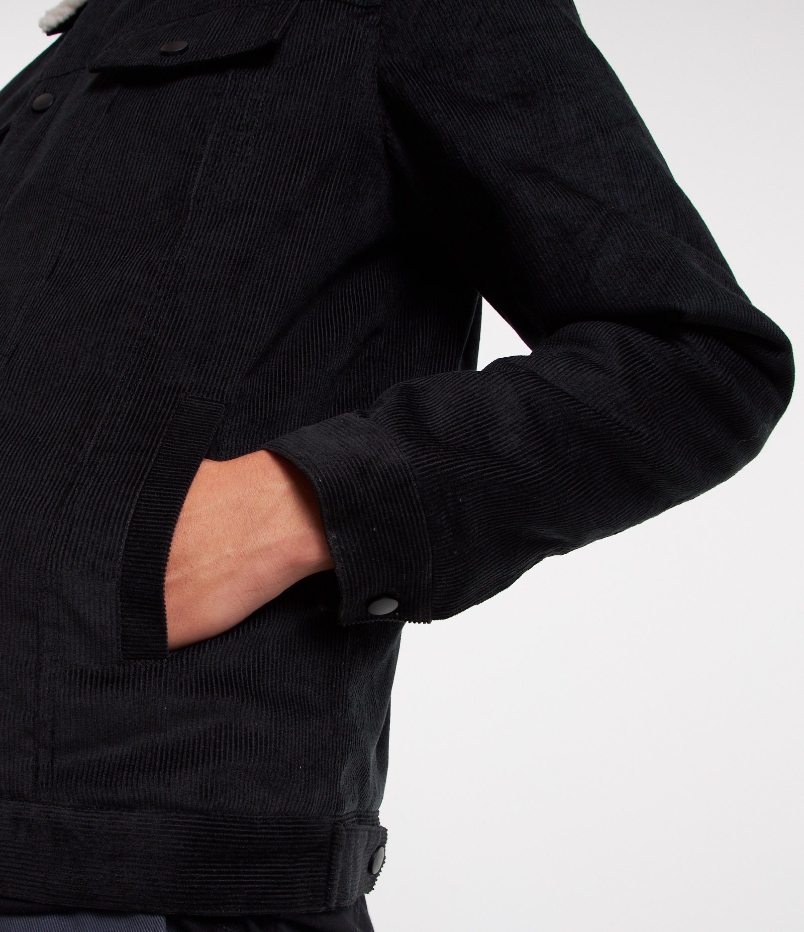 Jaqueta Trucker em Veludo Cotelê com Sherpa no Colarinho Preto 6