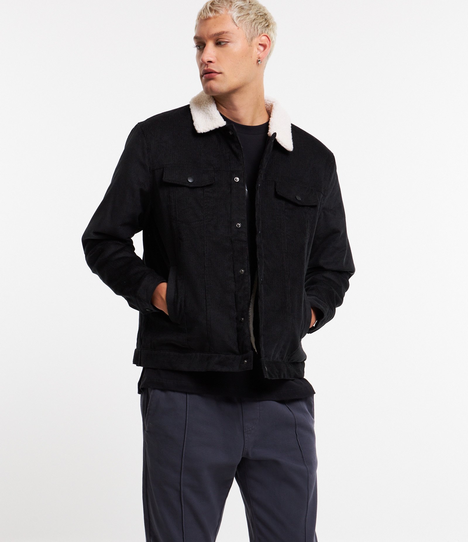 Jaqueta Trucker em Veludo Cotelê com Sherpa no Colarinho Preto 7