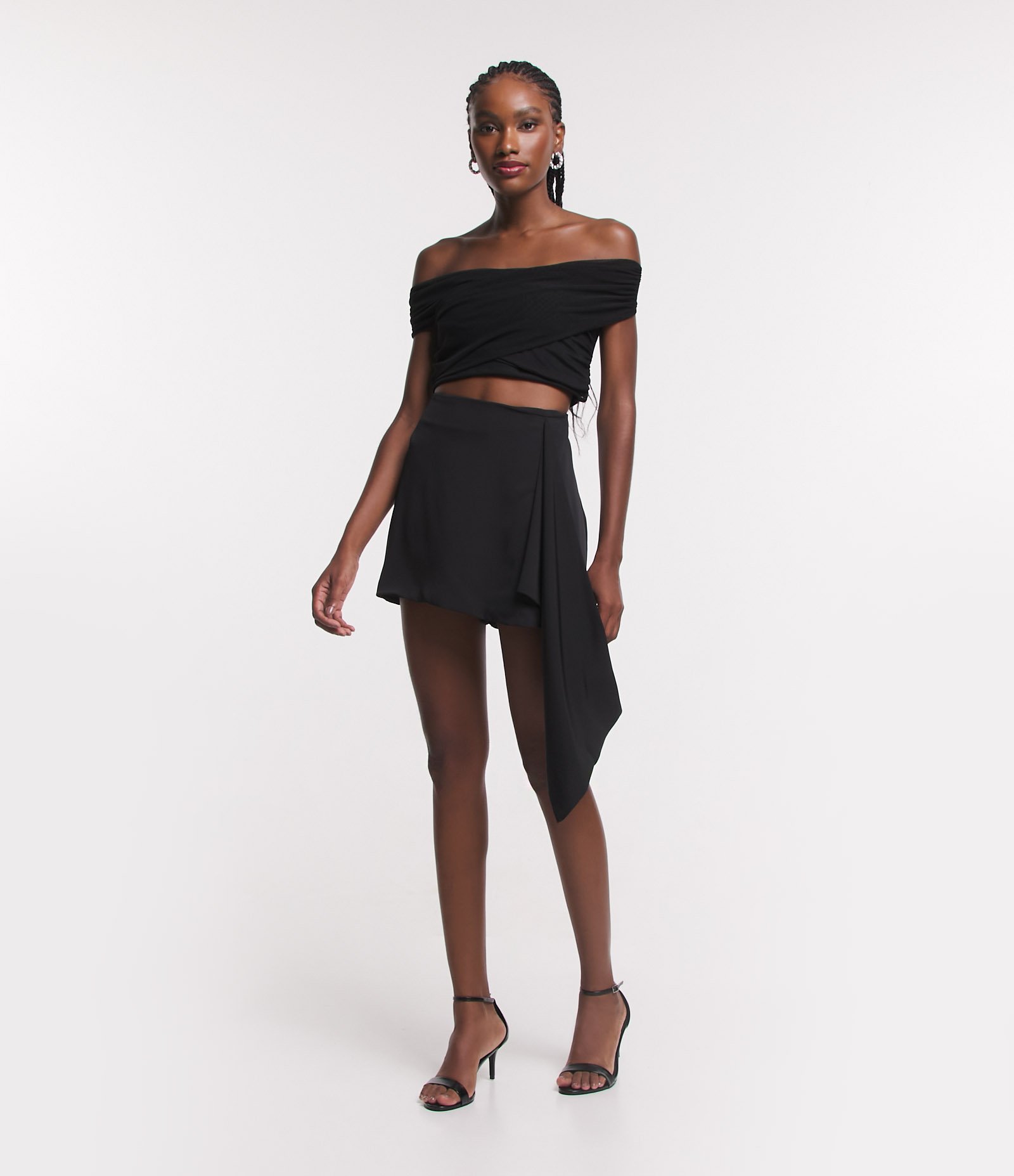 Short Saia Saia em Crepe com Faixa Caída Lateral Preto 1
