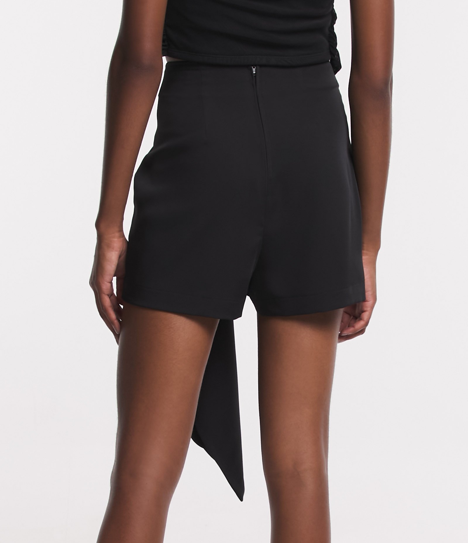 Short Saia Saia em Crepe com Faixa Caída Lateral Preto 3