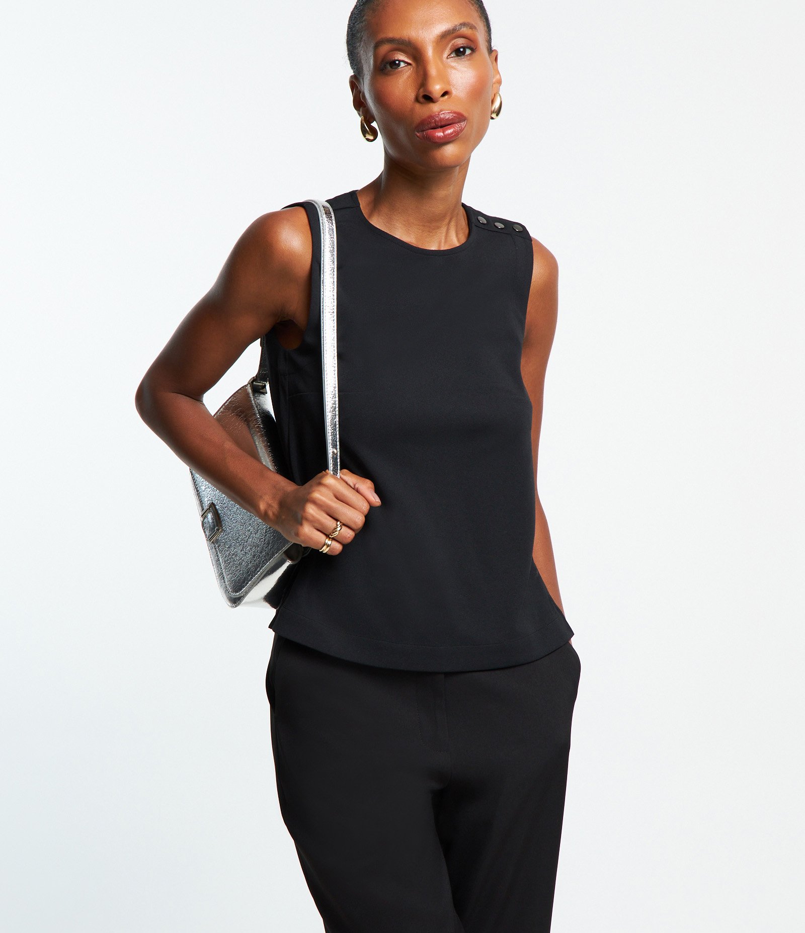 Blusa sem Manga em Crepe com Botões nos Ombros Preto 1