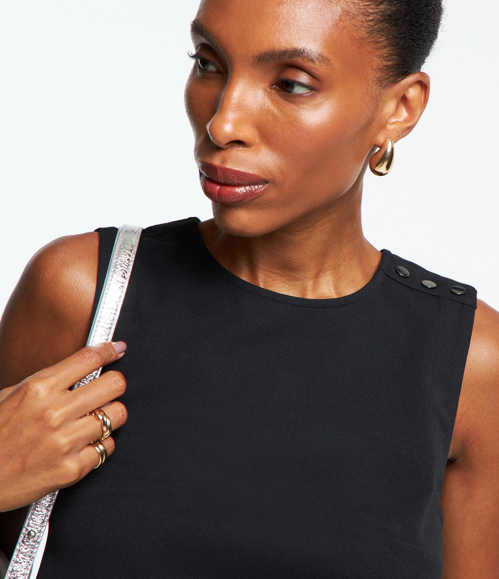 Blusa sem Manga em Crepe com Botões nos Ombros Preto 3