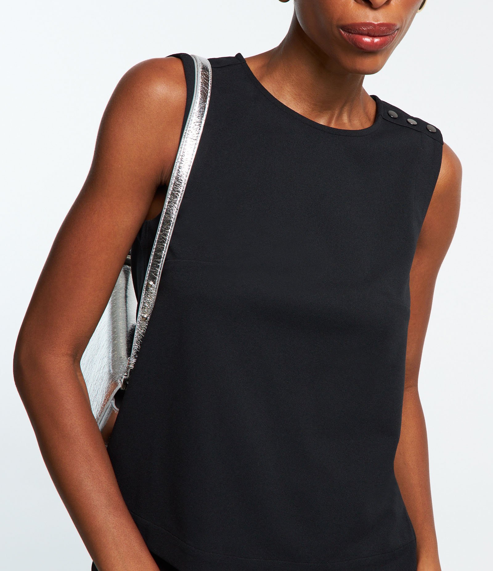 Blusa sem Manga em Crepe com Botões nos Ombros Preto 5