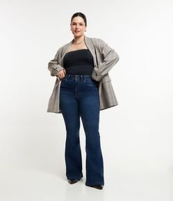 Calça Flare Jeans com Botão de Flor e Bolso Diferenciado Curve & Plus Size