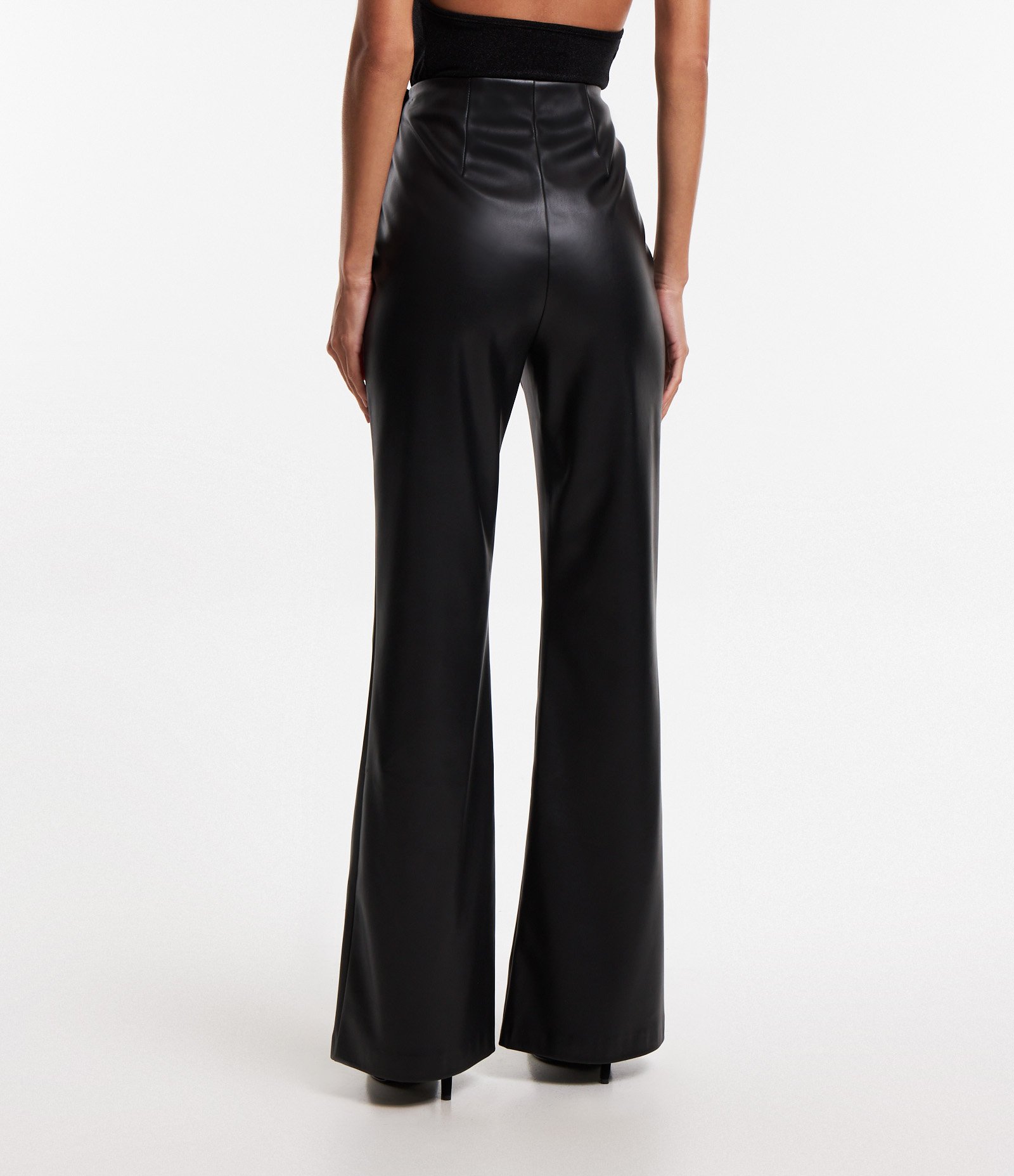 Calça Flare em Pu com Frisos e Zíper Tratorado Preto 3