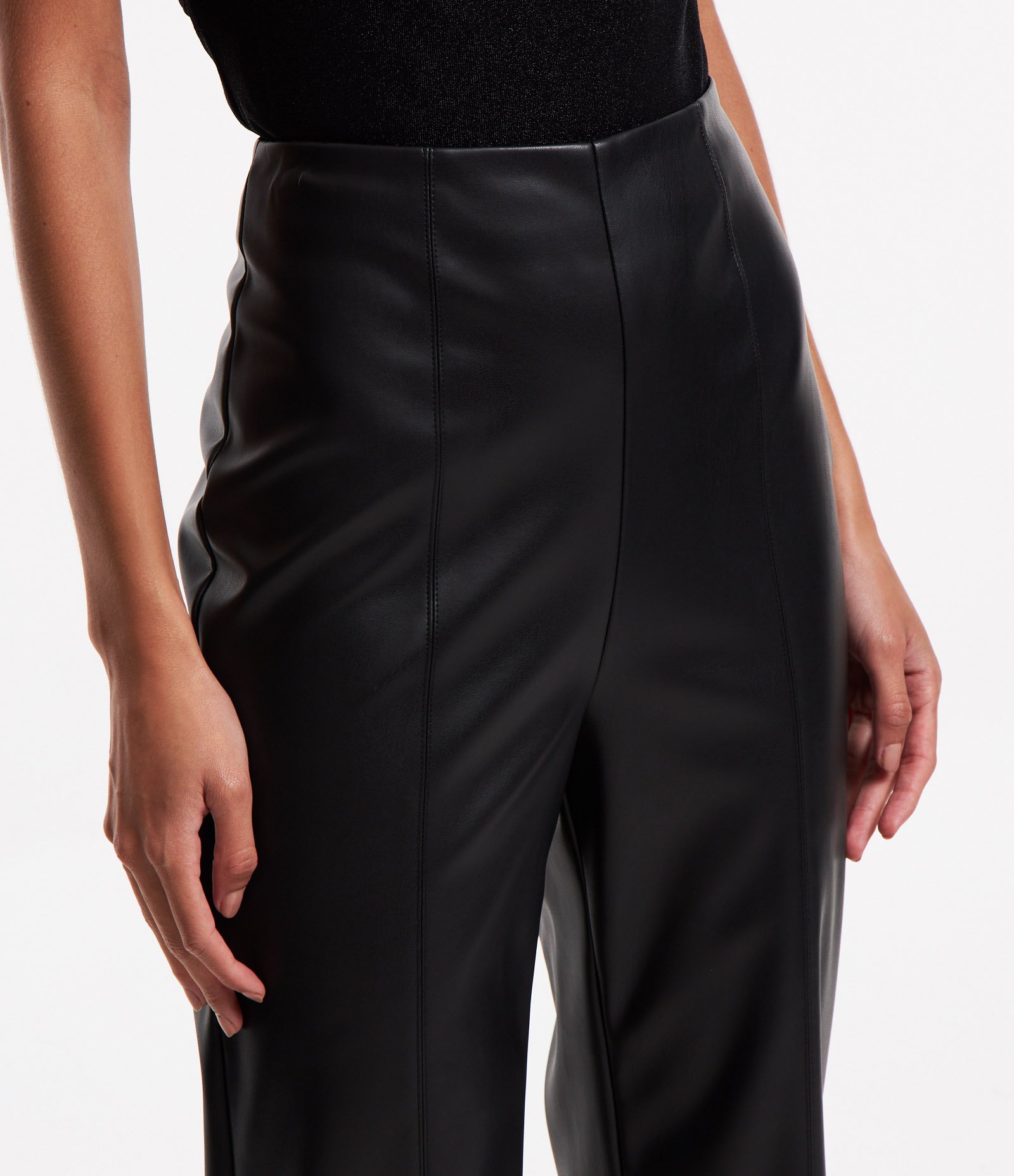 Calça Flare em Pu com Frisos e Zíper Tratorado Preto 4