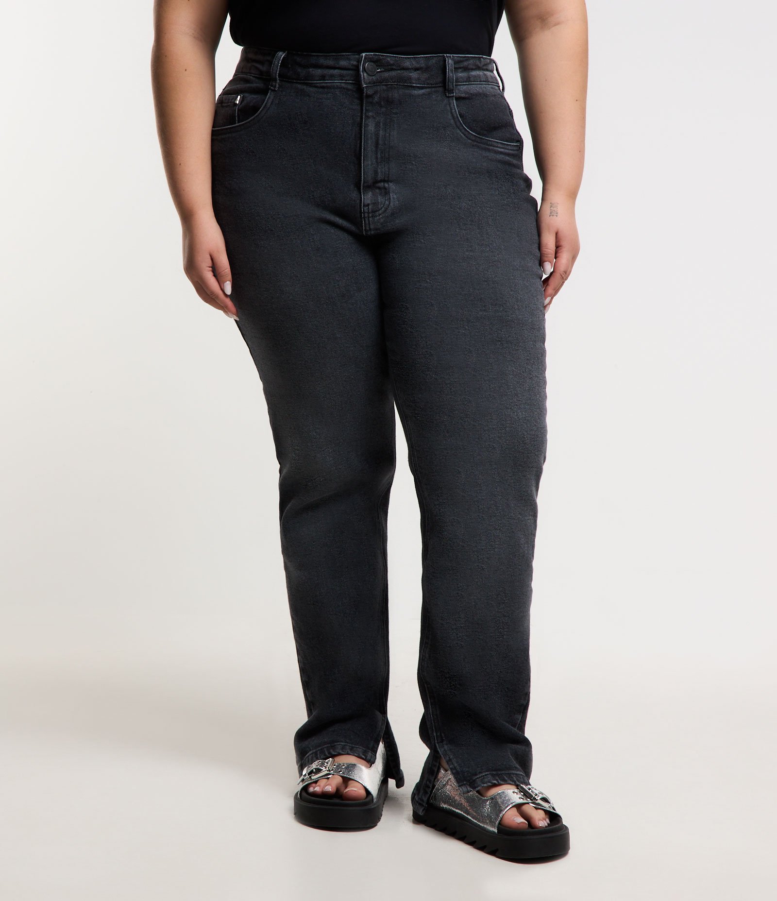 Calça Reta em Jeans com Elastano e Fenda na Lateral Interna Curve & Plus Size Preto 2