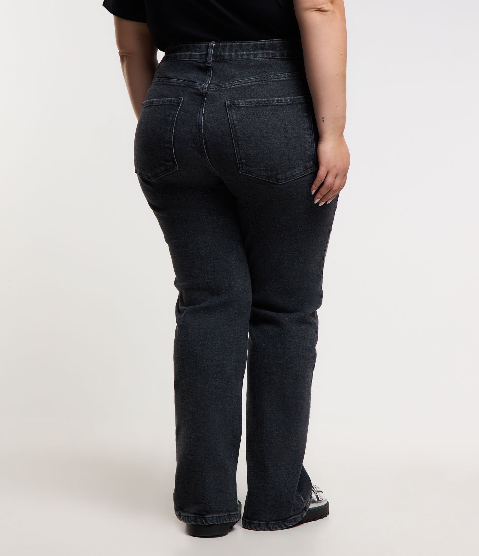Calça Reta em Jeans com Elastano e Fenda na Lateral Interna Curve & Plus Size Preto 3
