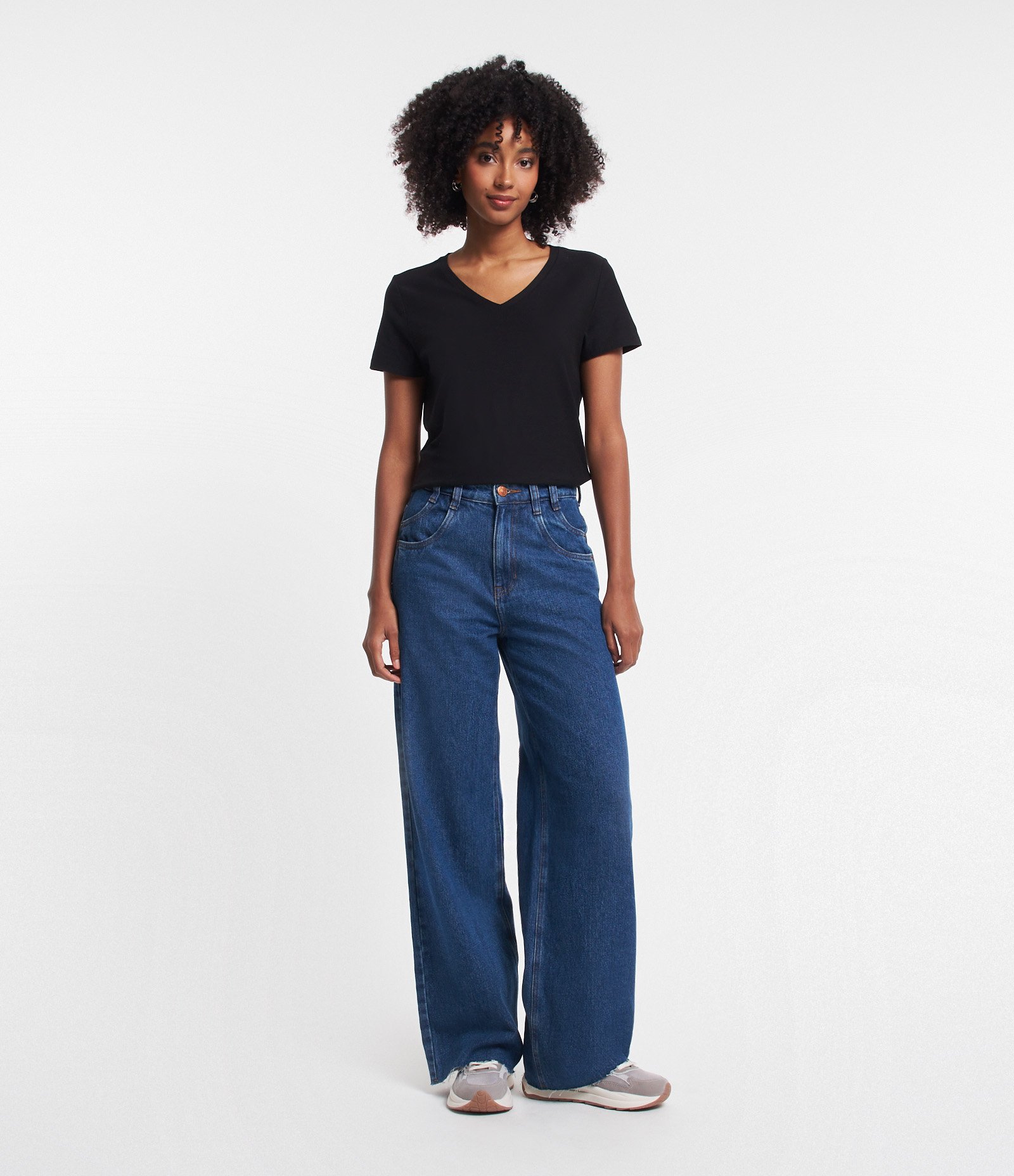 Blusa T-shirt em Algodão Flame com Gola V Preto 2