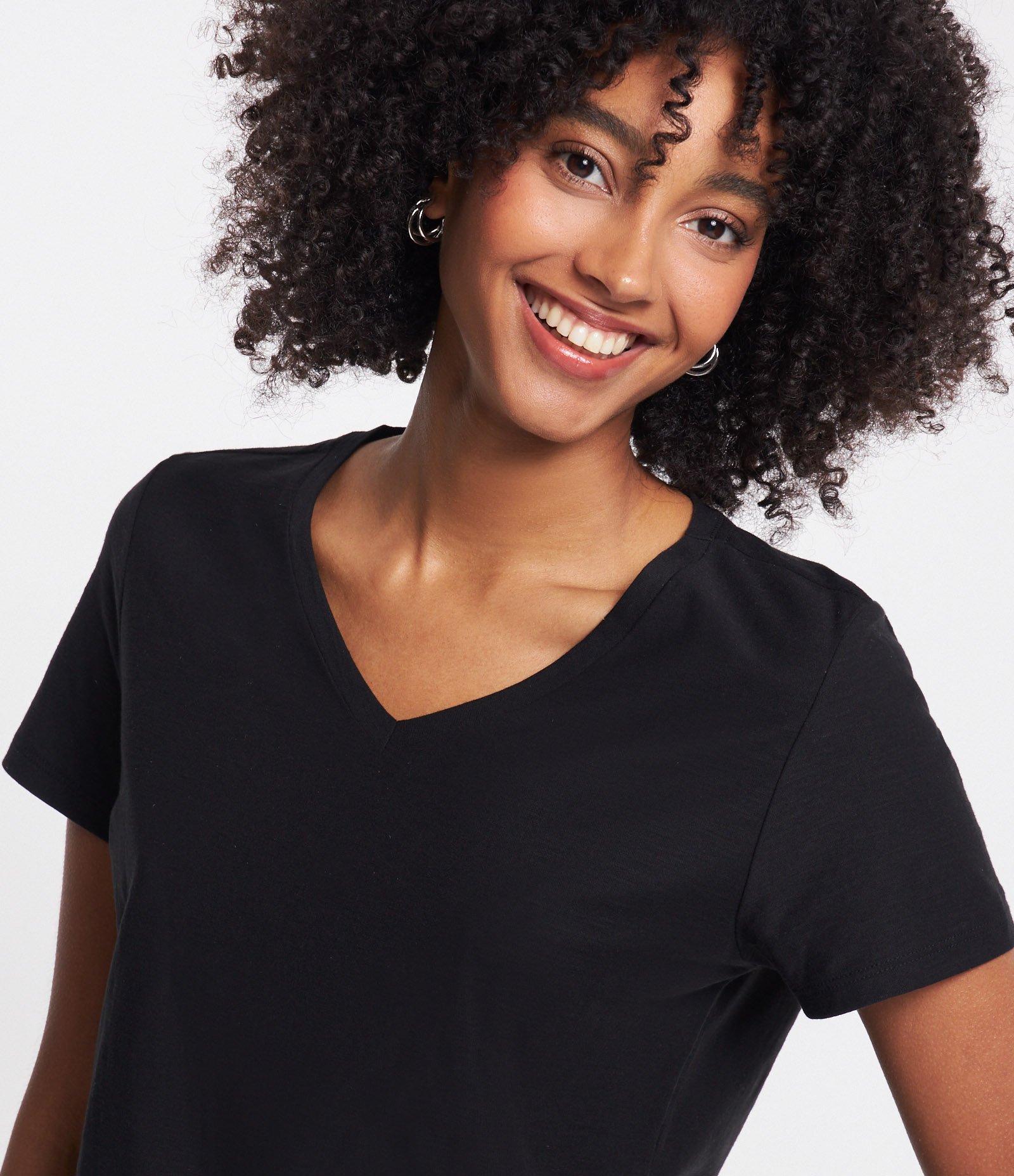 Blusa T-shirt em Algodão Flame com Gola V Preto 4