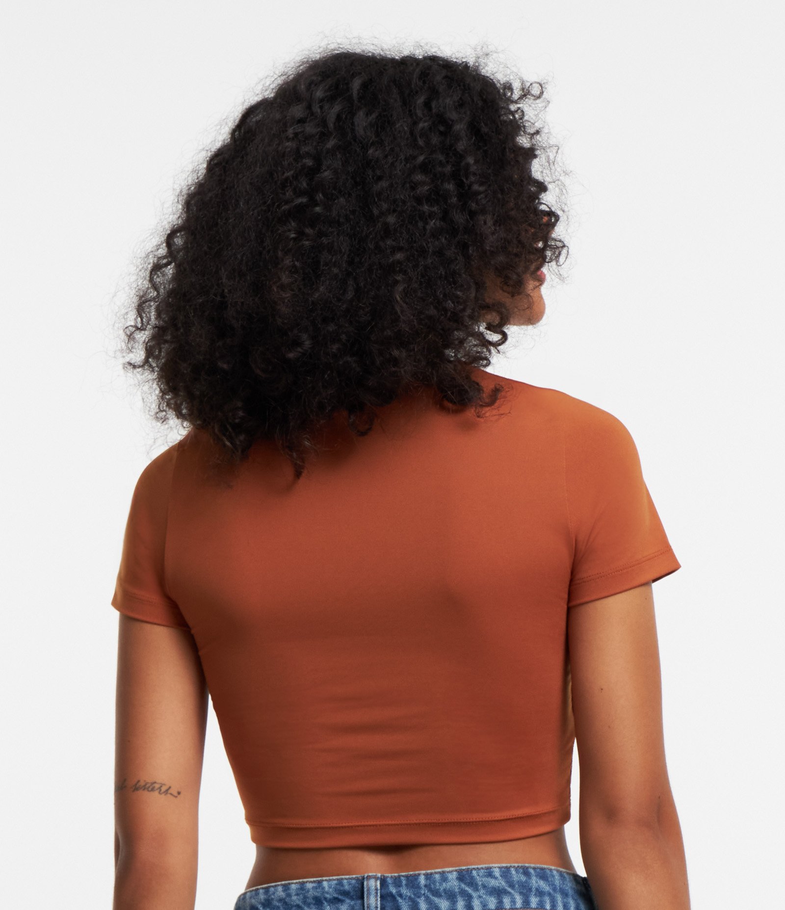 Blusa Cropped Manga Curta em Microfibra Marrom 3