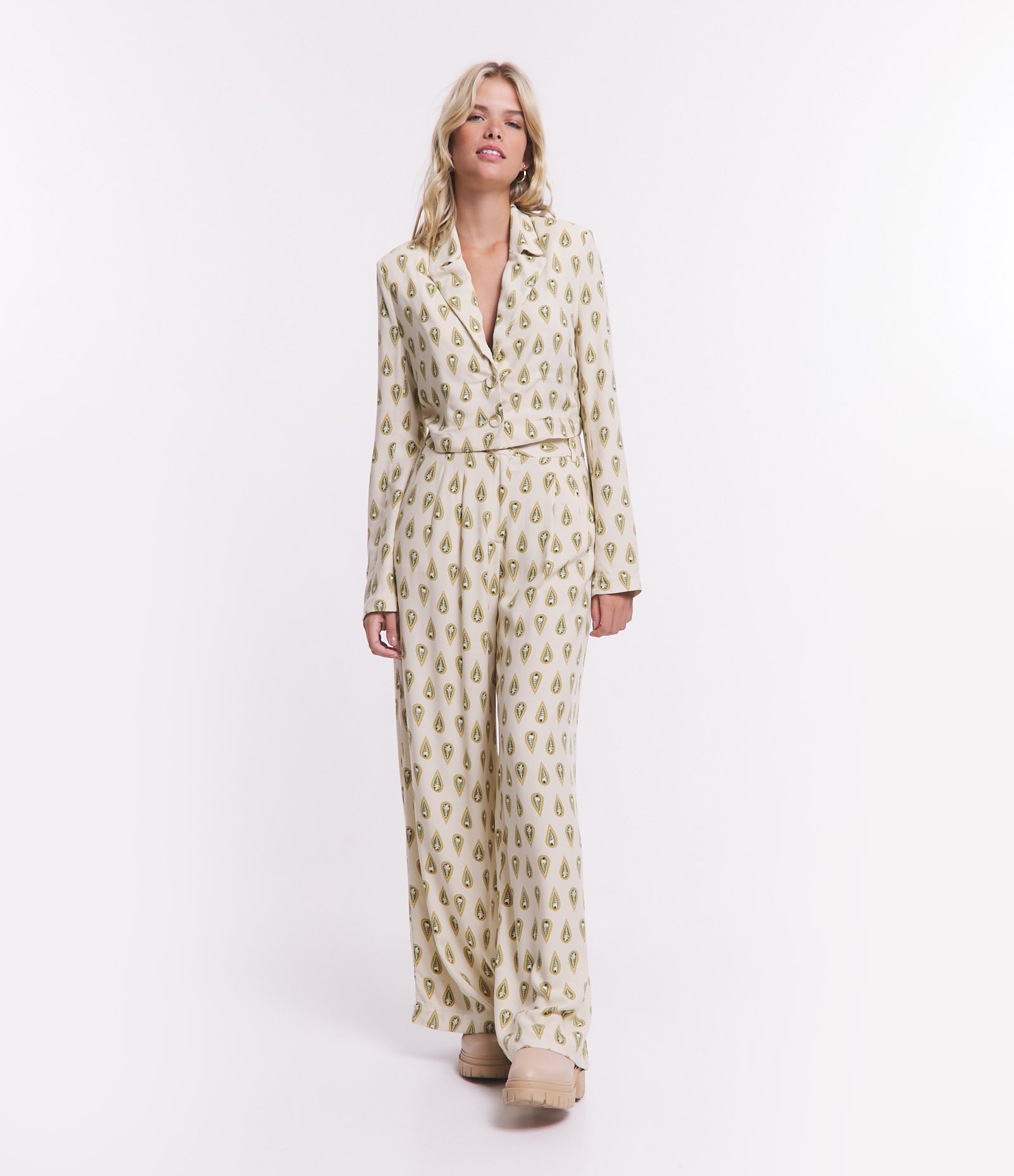 Blazer Cropped em Viscose com Estampa Gravataria Bege 2