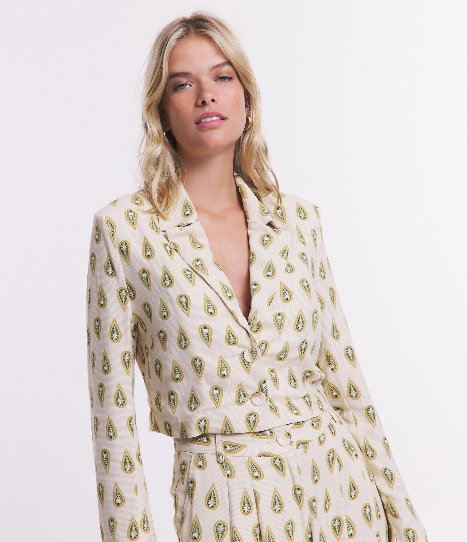 Blazer Cropped em Viscose com Estampa Gravataria Bege 4