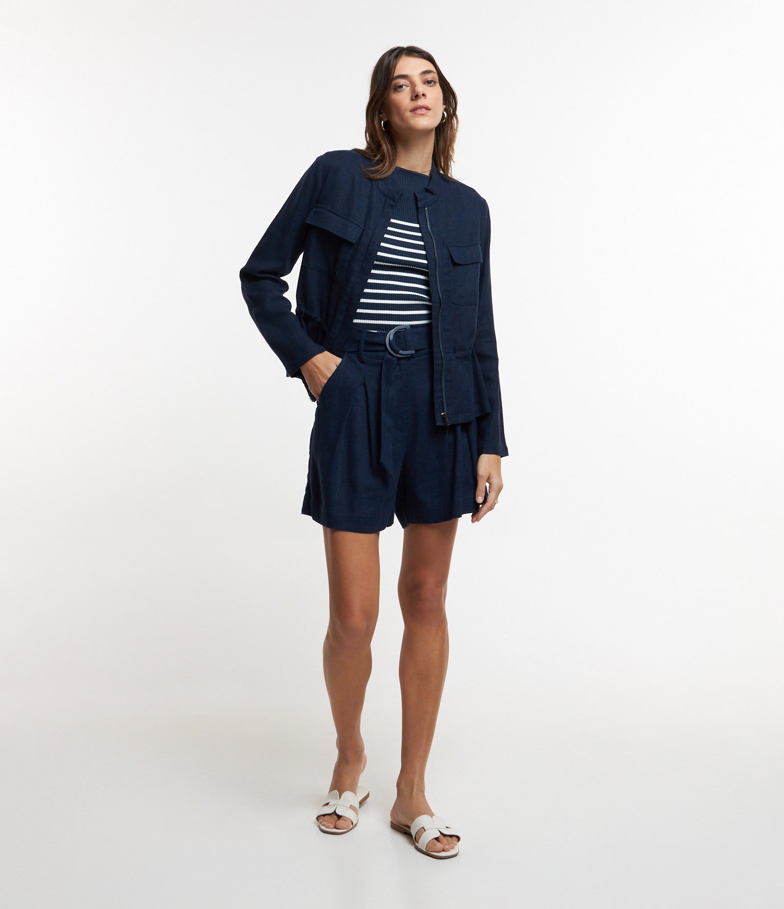 Short em Viscolinho com Cinto Estruturado e Pregas Azul 1