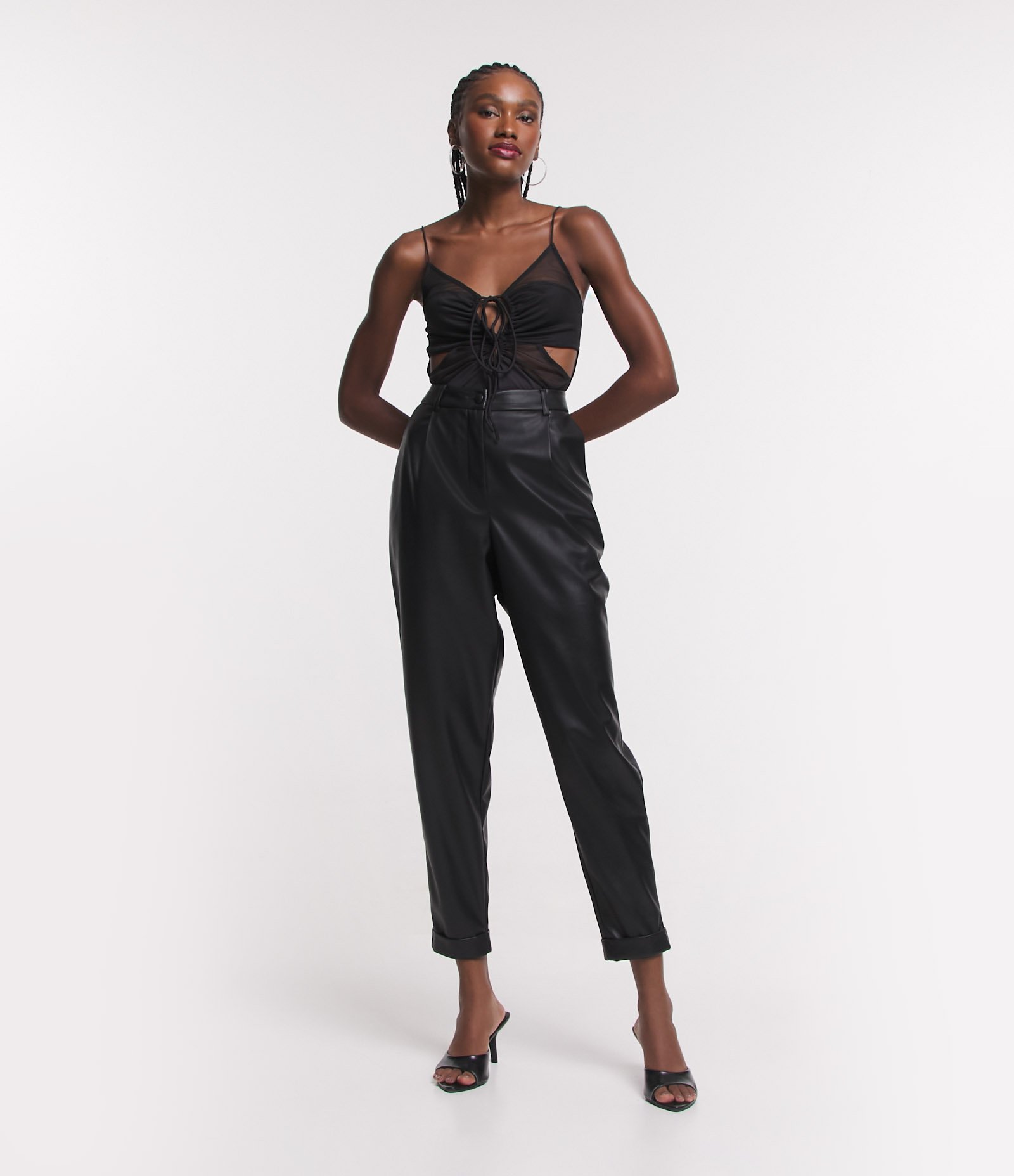 Calça Cenoura em Pu com Pregas e Bainha Italiana Preto 1