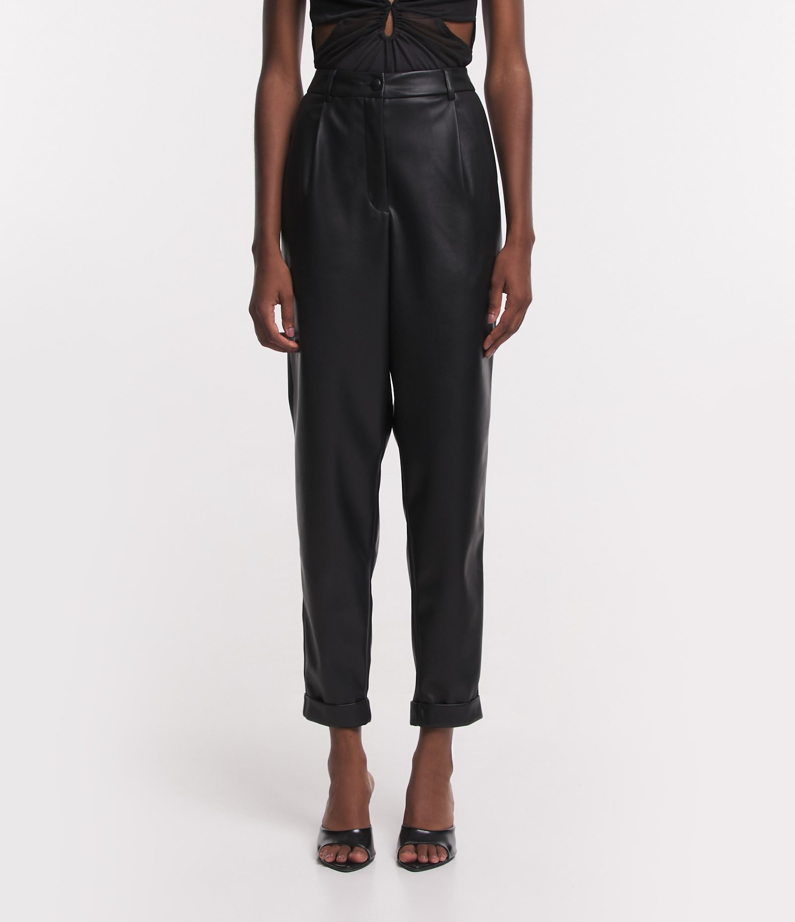 Calça Cenoura em Pu com Pregas e Bainha Italiana Preto 2