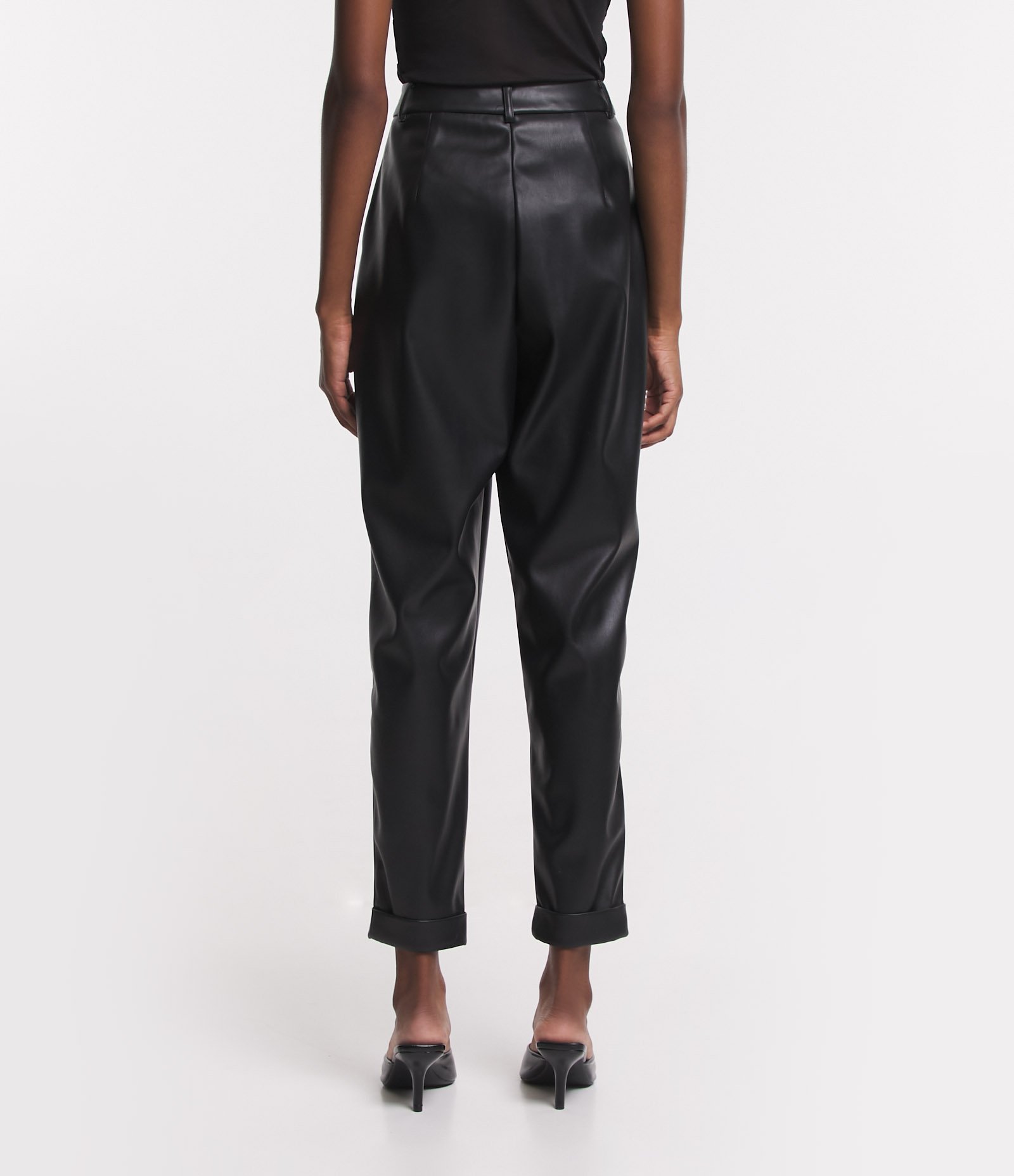 Calça Cenoura em Pu com Pregas e Bainha Italiana Preto 3