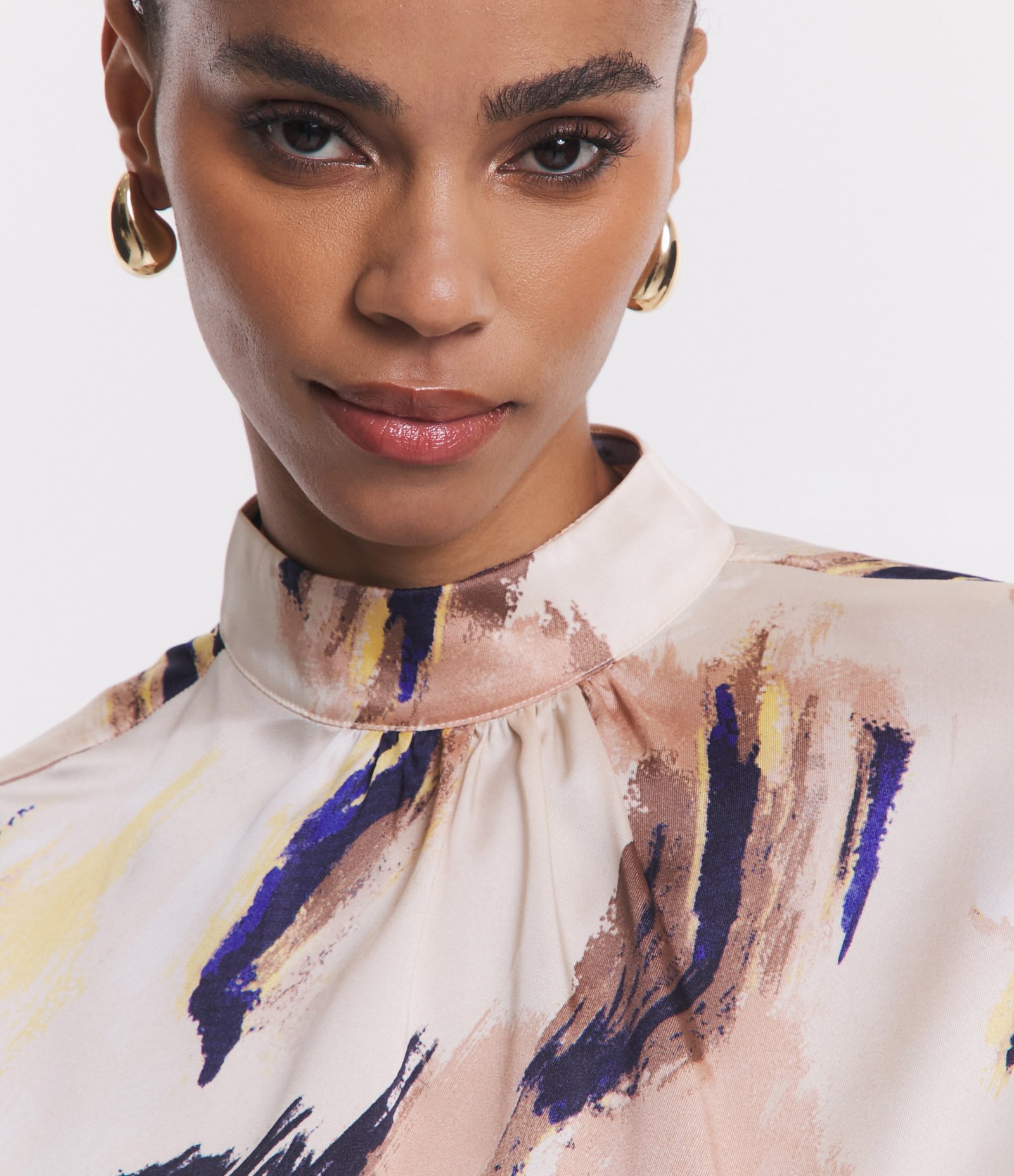 Blusa sem Manga em Tecido Acetinado com Estampa Modernista Rosa/ Branco/ Azul 5