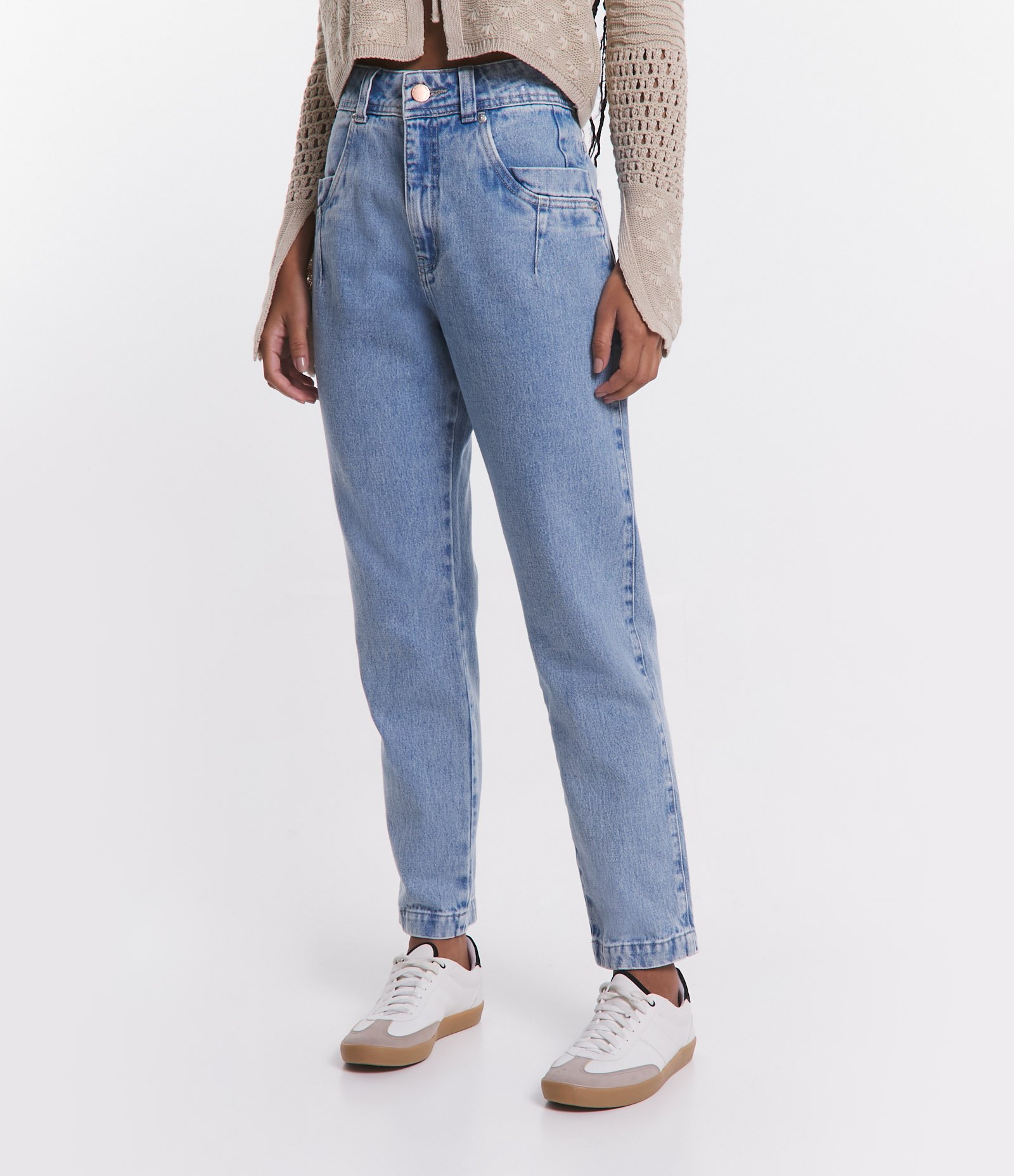 Calça Mom em Jeans com Bolso e Pences Azul Claro 2